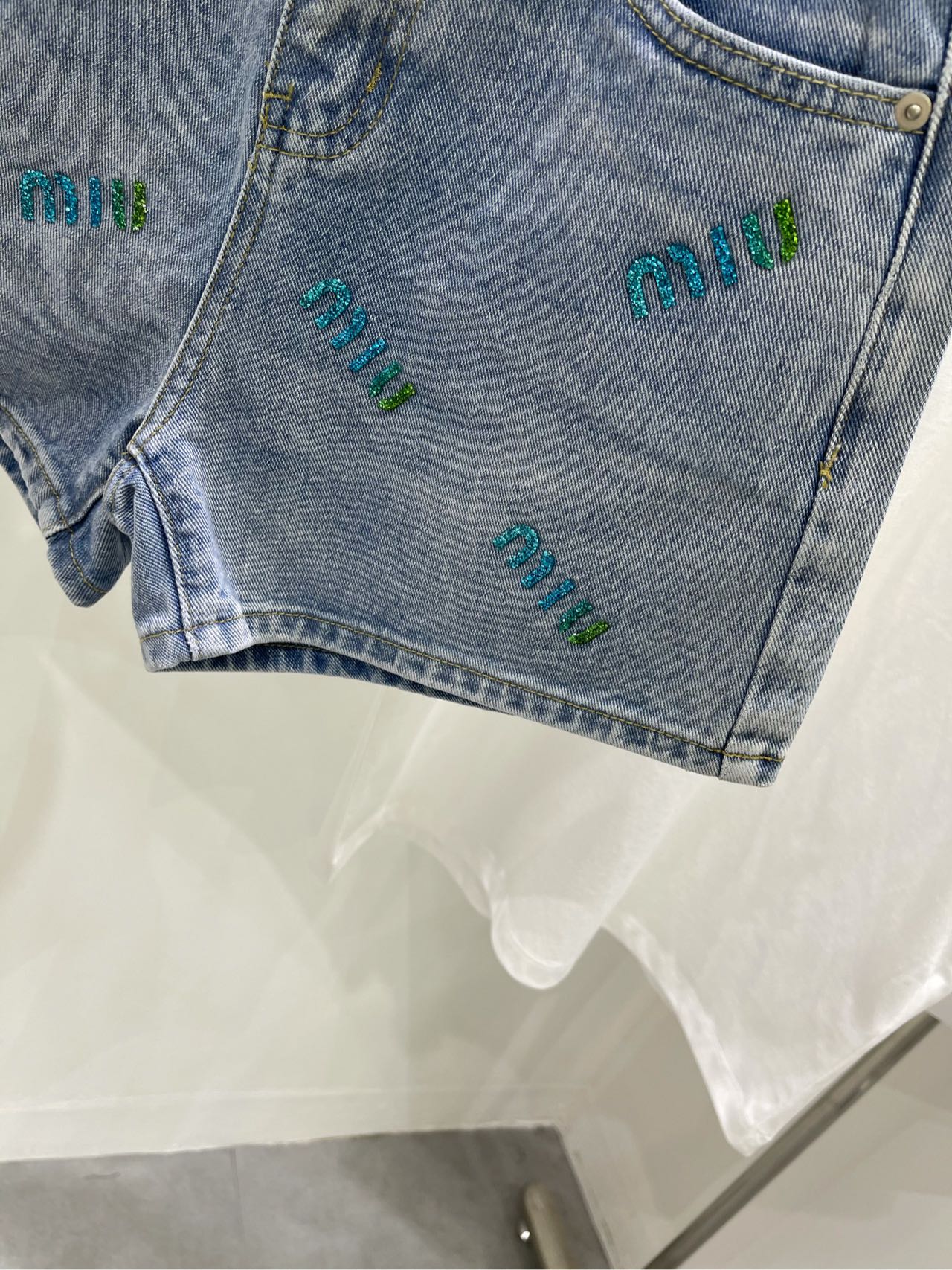 Miu Miu-2404 - Светло-голубые джинсовые шорты с золотой надписью