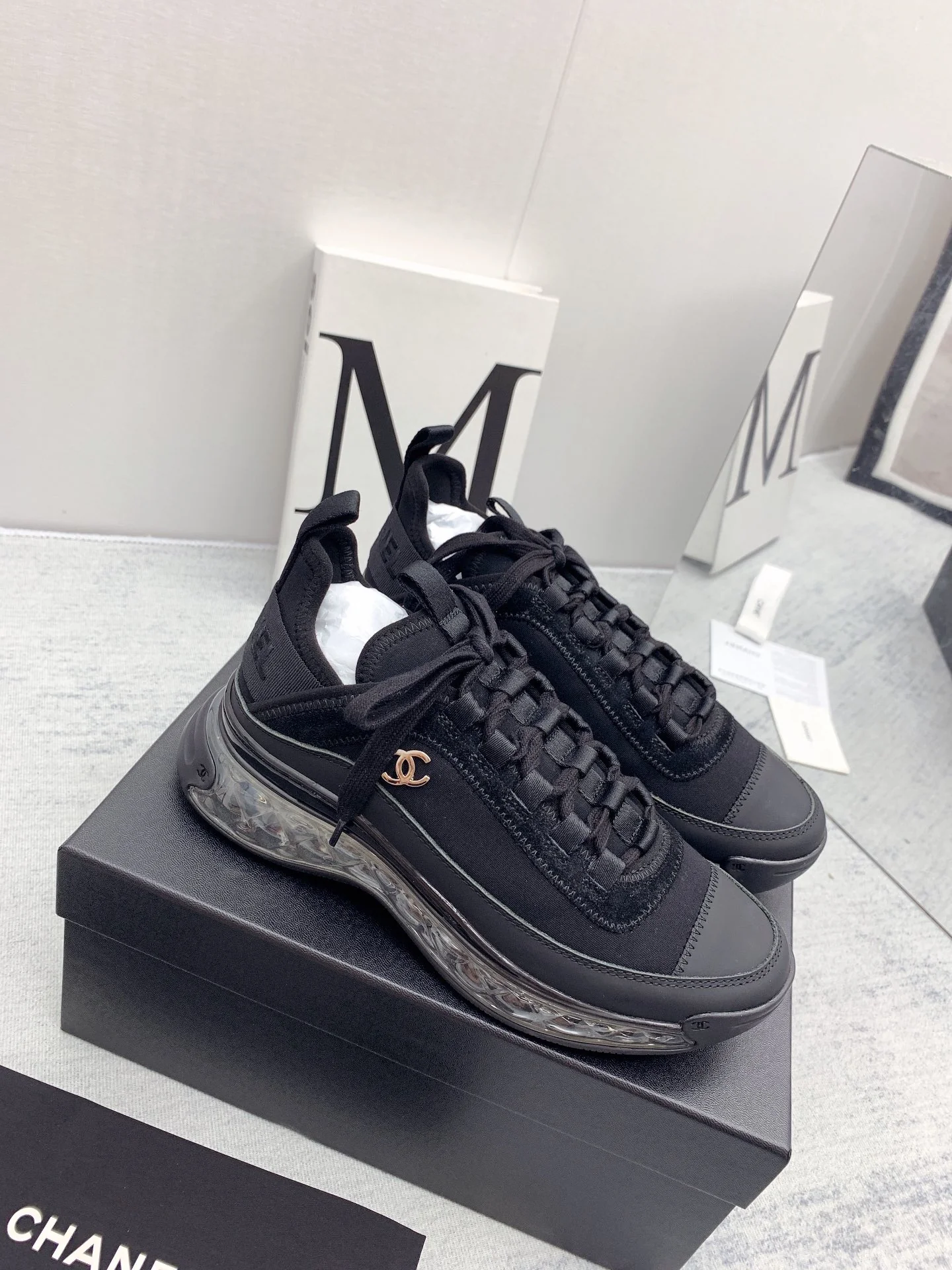 Новинка сезона осень/зима 2021 от Chanel - кроссовки с ромбовидным узором - черные.