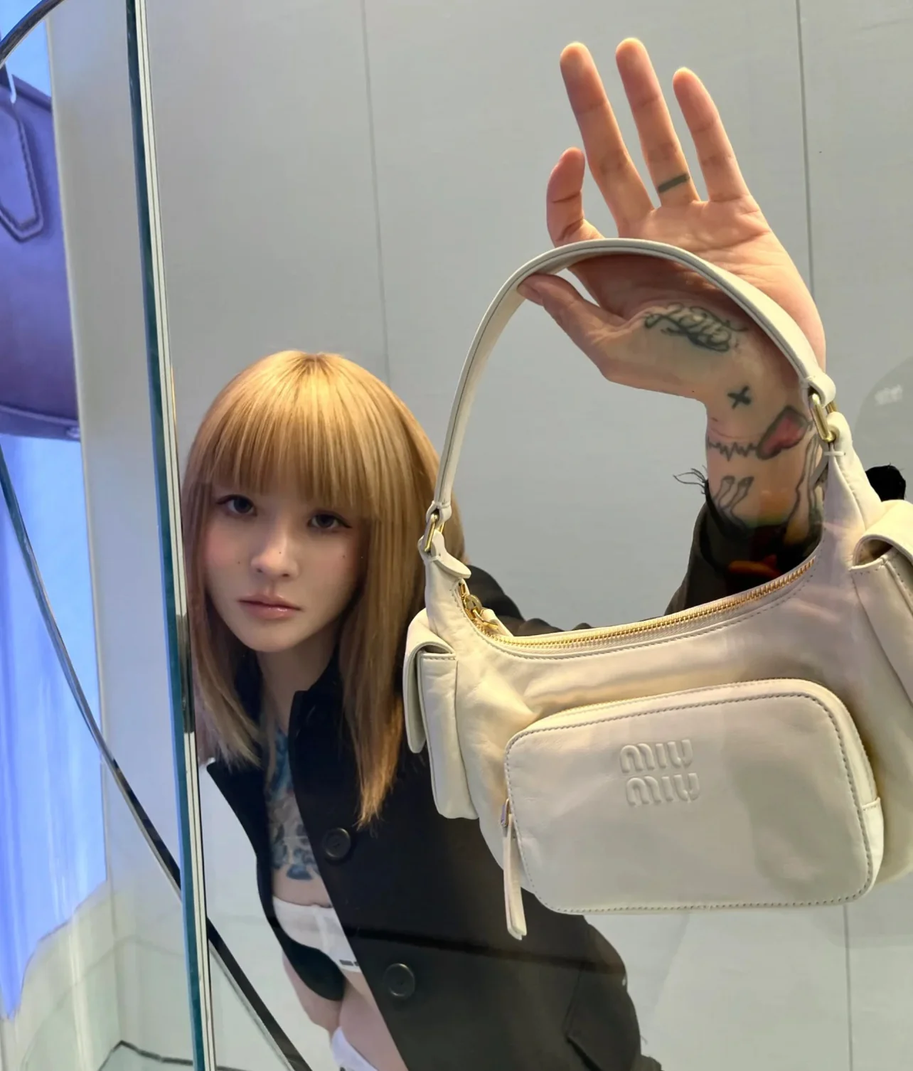 Сумка-мессенджер Miu Miu из кожи наппа, белая.