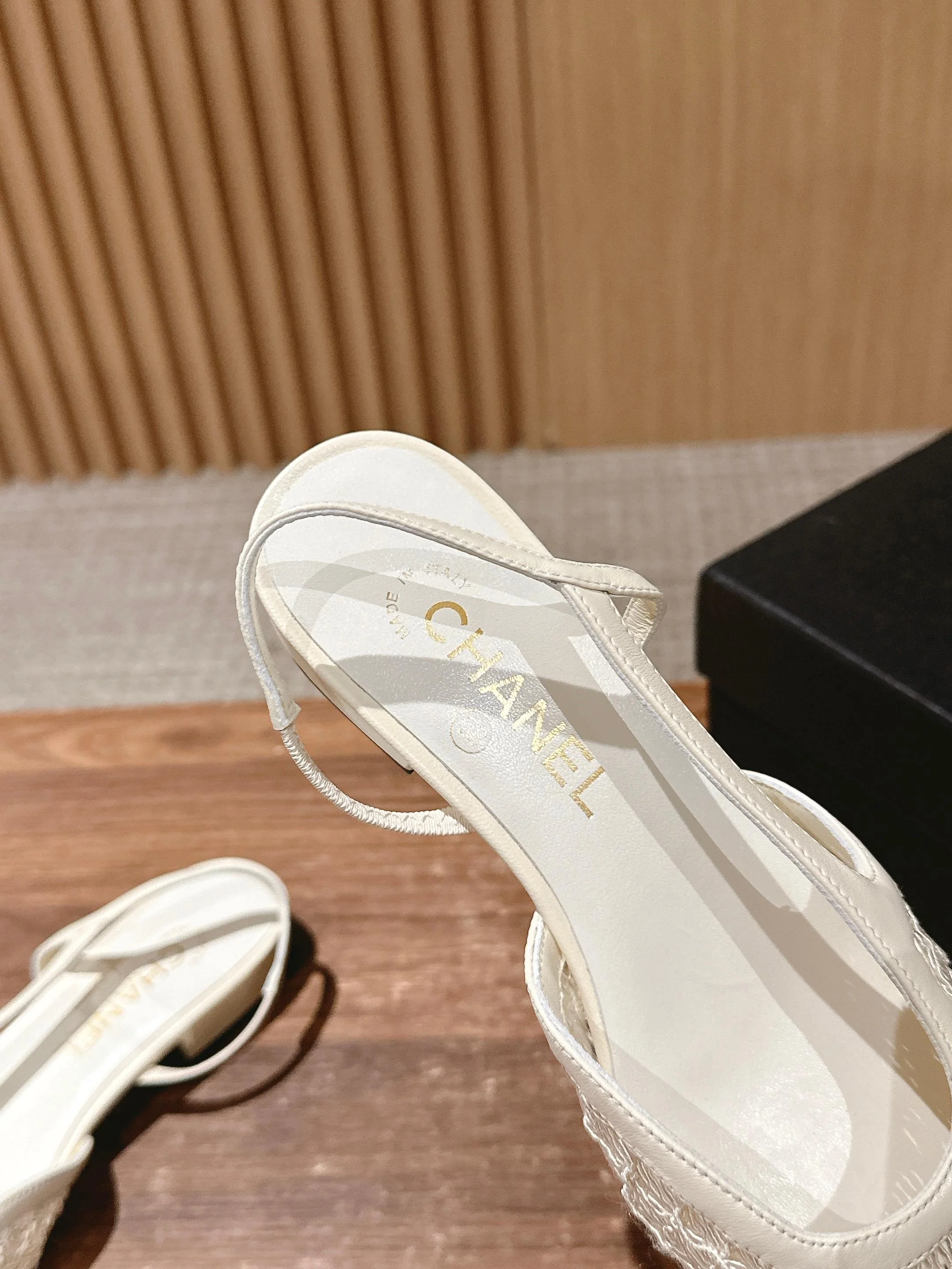 Chanel - Туфли-балетки из кружева и шаньдунского шелка - Белые