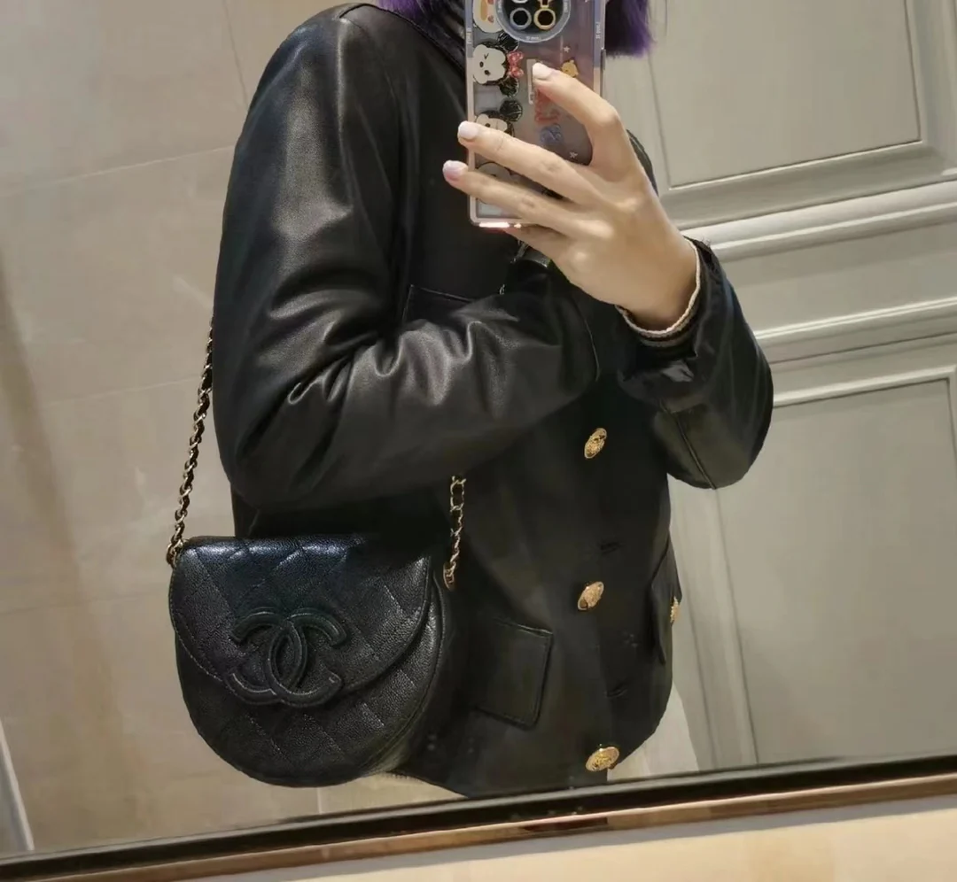 Новинка сезона весна/лето 2023 от Chanel - сумка Lychee Bull Saddle Bag - черная - на фото.