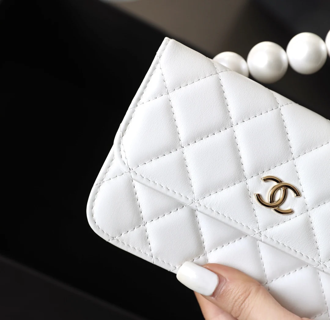 Маленькая сумочка Chanel с жемчужной цепочкой