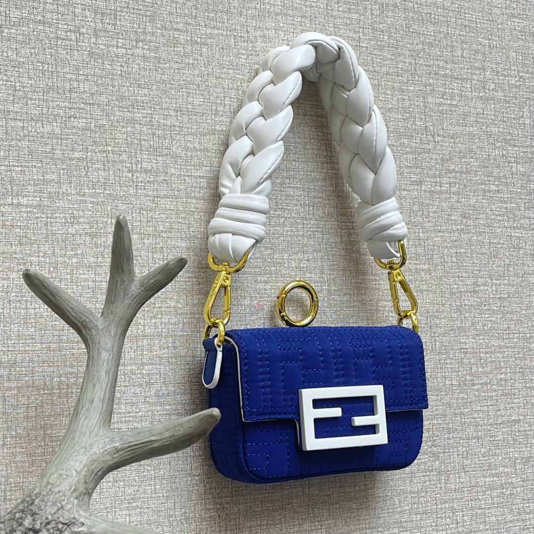 Маленькая синяя сумка-багет Fendi Baguette Nano