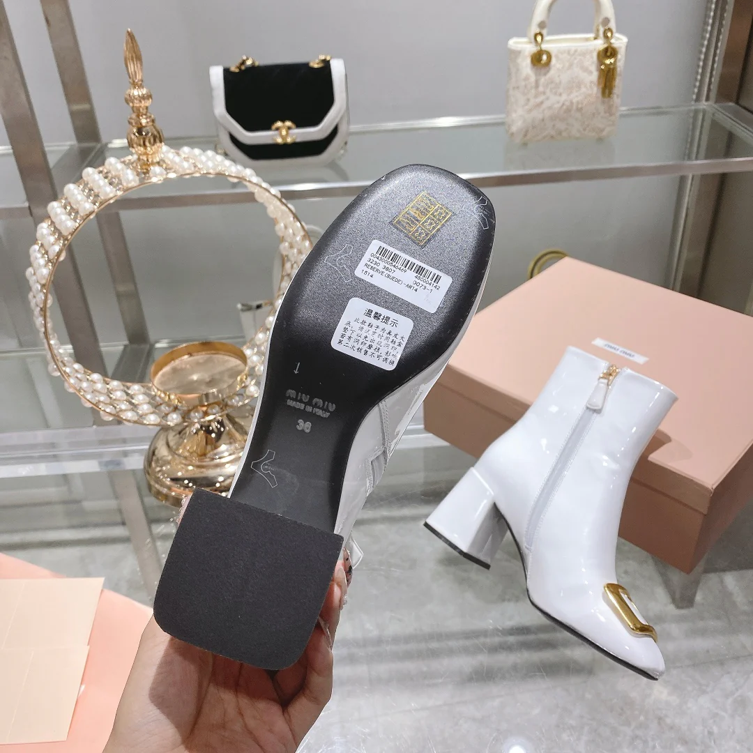 Новинка осенне-зимней коллекции Miu Miu 2022 — Лакированные сапоги на низком каблуке — Белые