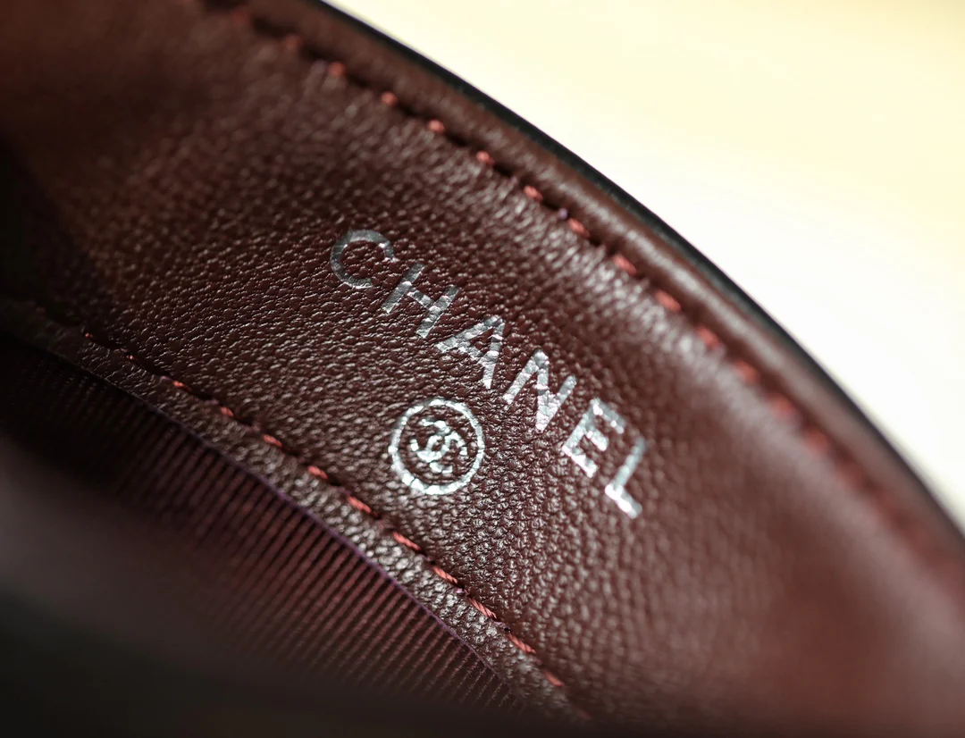 Кардхолдер Chanel — из черной овечьей кожи с серебряной пряжкой.