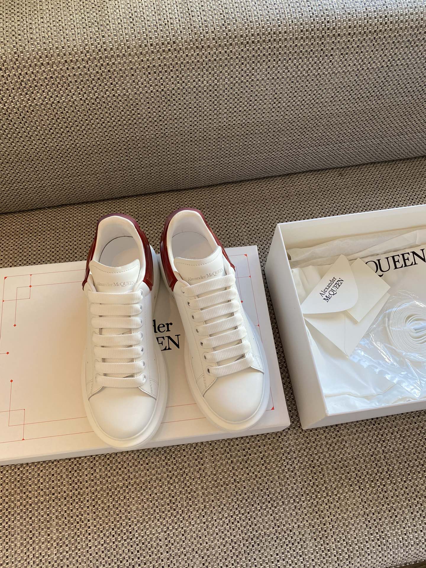 Классические белые кроссовки McQueen - на каблуке-резинке - красные