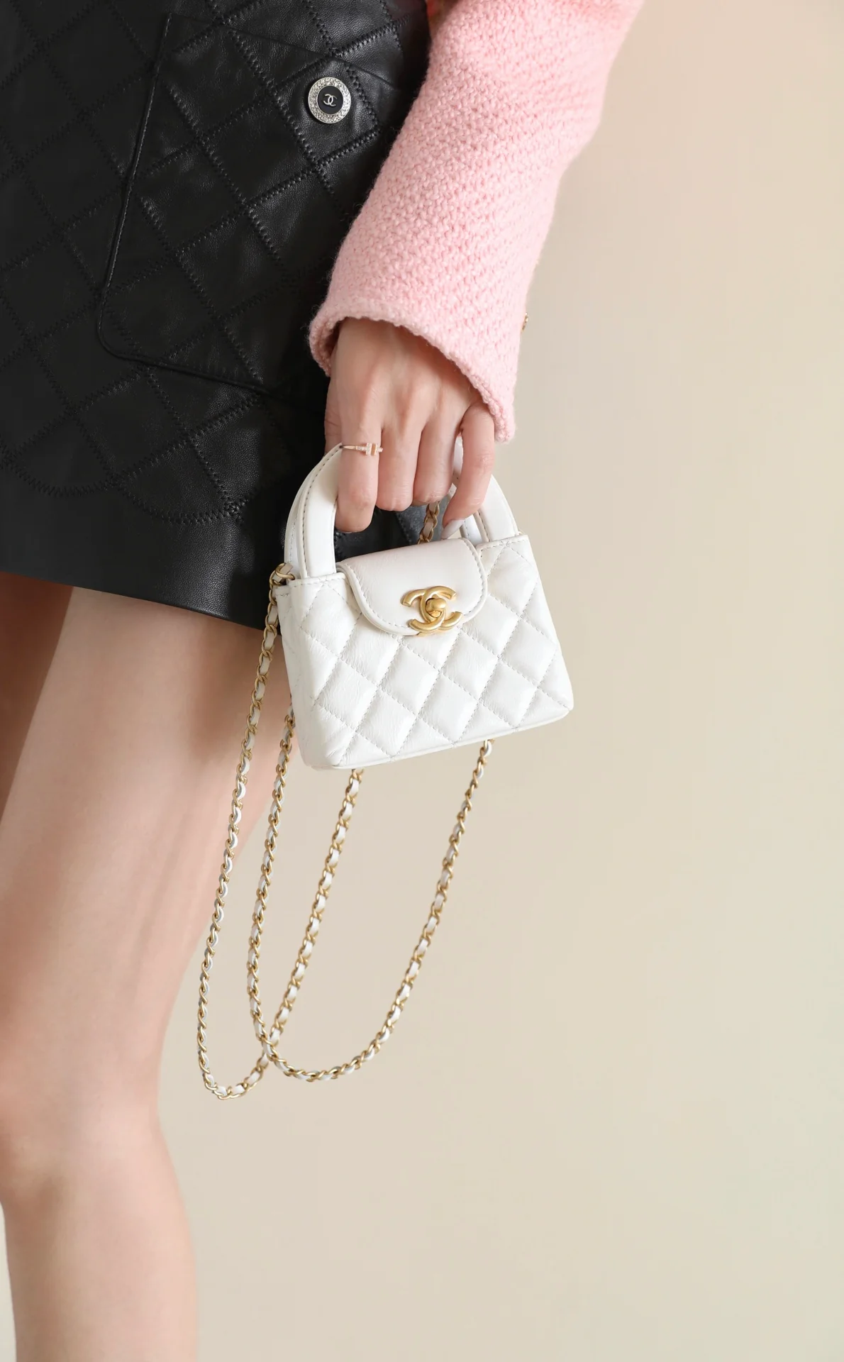 Миниатюрная сумочка Chanel Kelly на цепочке, белая.