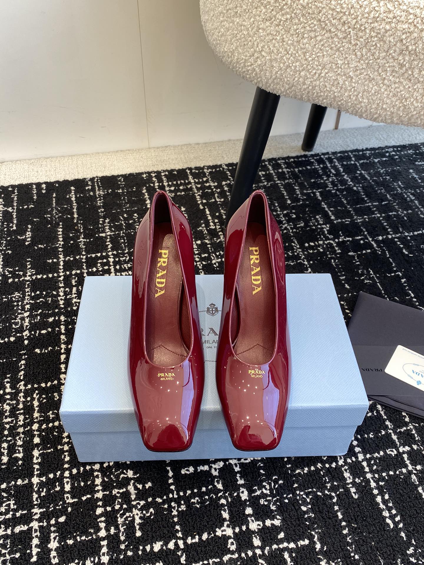 Балетки Prada 2024 на массивном каблуке с квадратным носком - красные