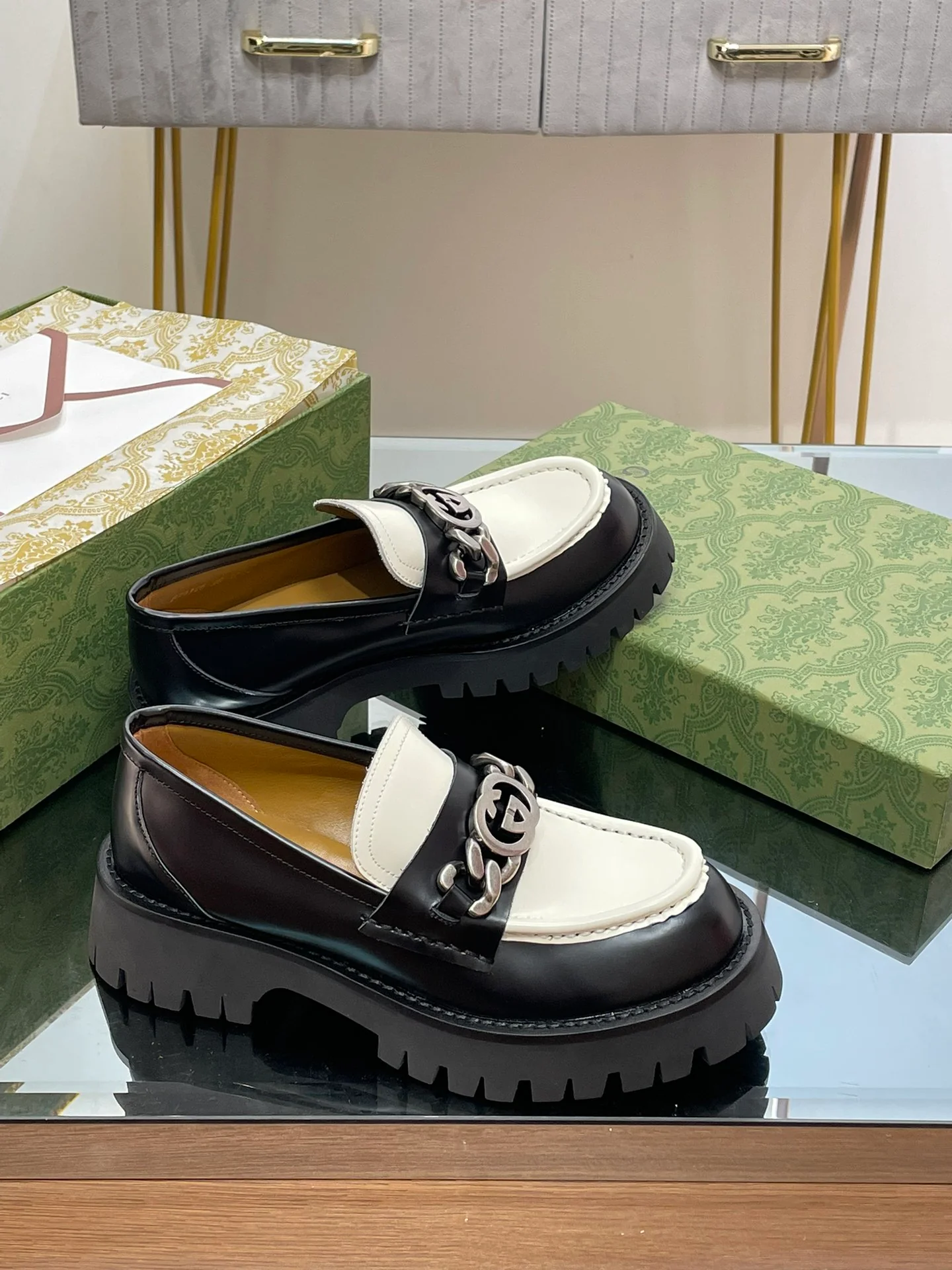 Лоферы Gucci с рифленой подошвой и переплетающимися двойными буквами G.