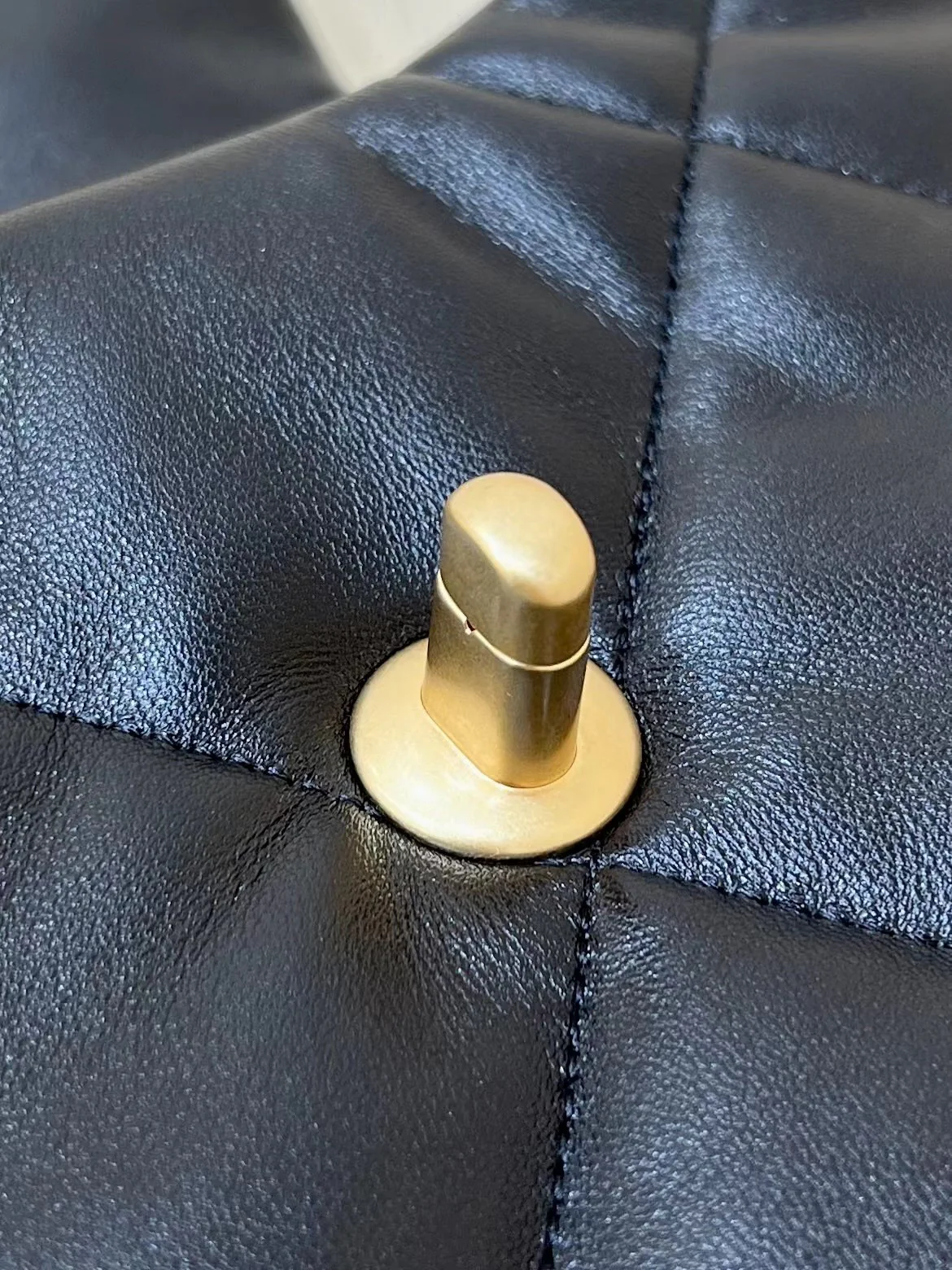 Новая коллекция Chanel ?Ранняя весна? — 24c — 19bag — сумка-хобо под мышкой — черная.