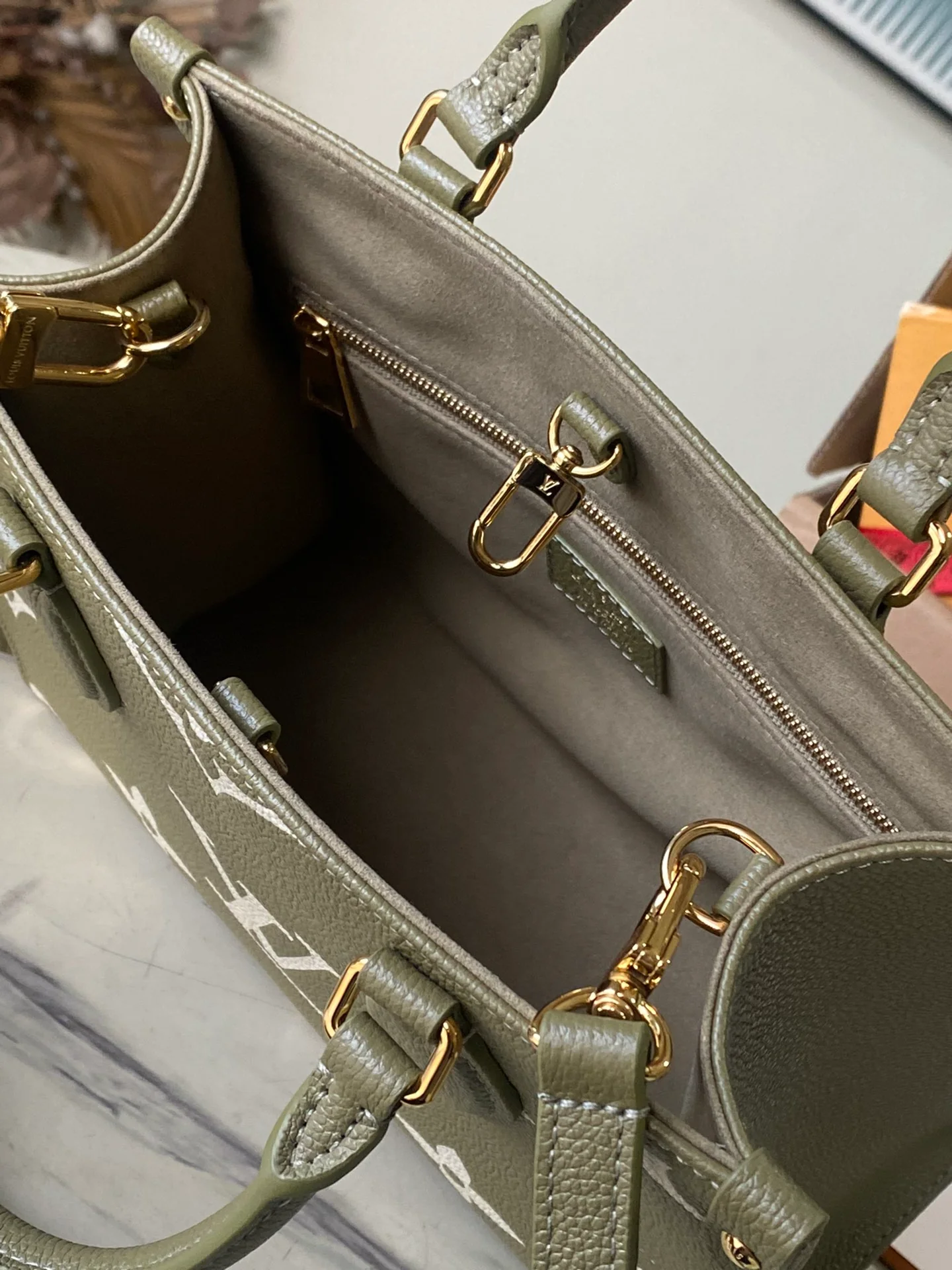 m46647-LV-onthego-bb-tote bag-khaki green