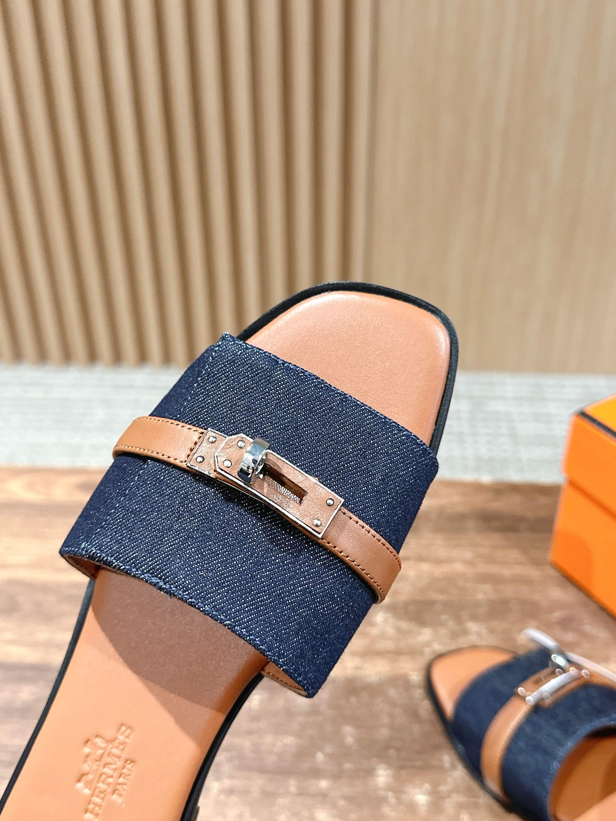 Сандалии Hermes Kelly с пряжкой, коричневые.