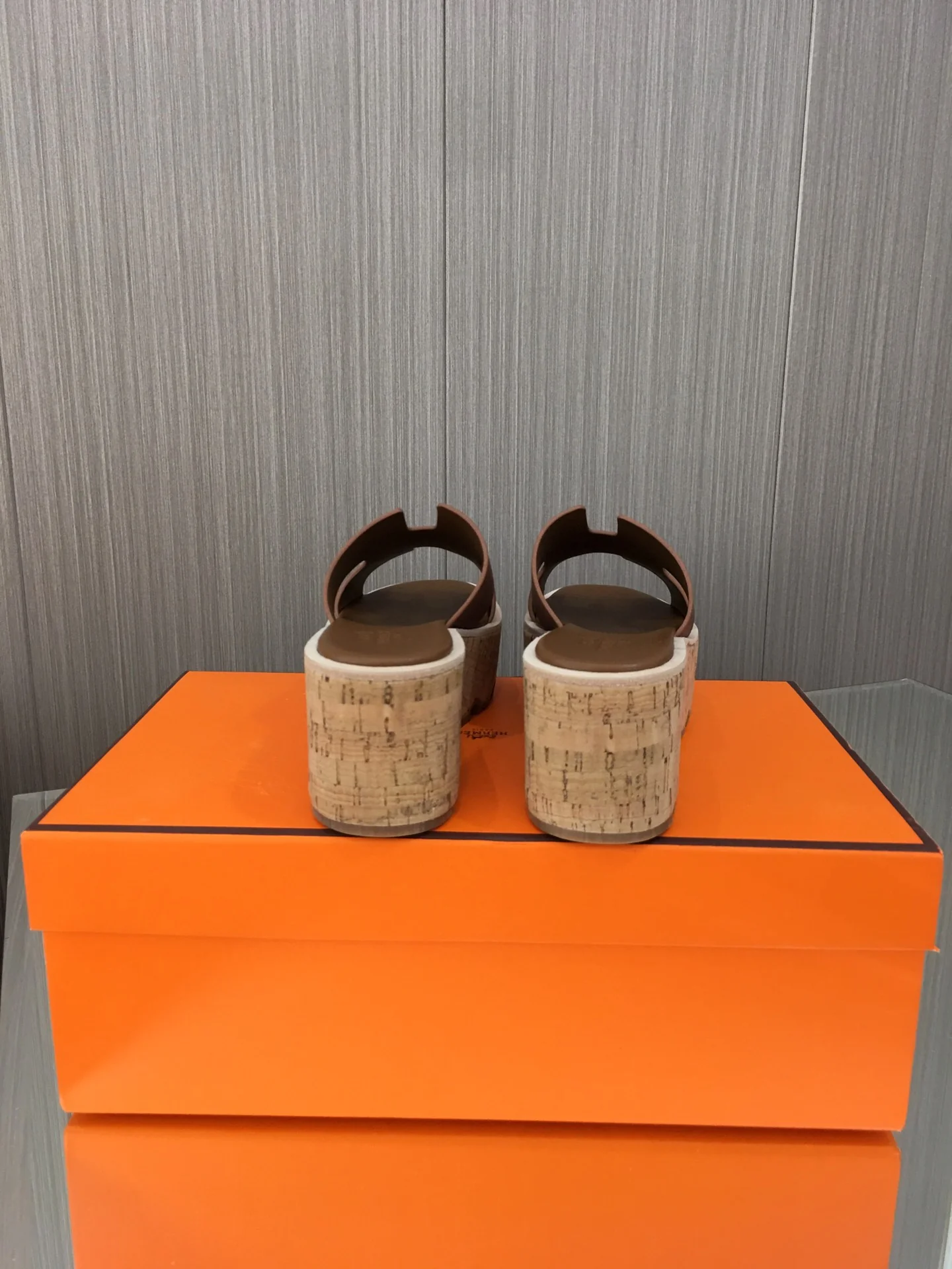 Новинка сезона весна/лето 2023 от Hermes - Кожаные тапочки на платформе с принтом пальм - Коричневые