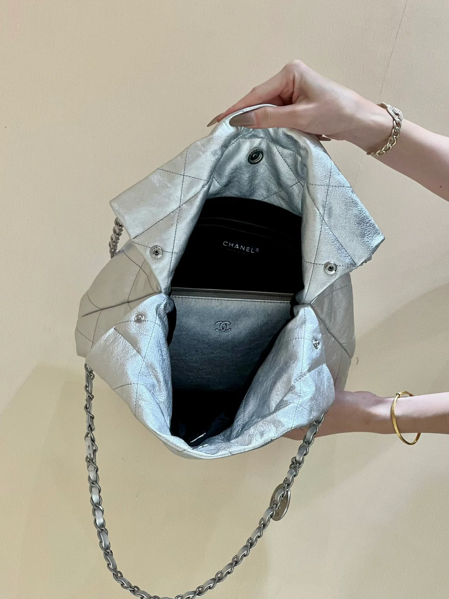 Коллекция Chanel Весна/Лето 2023: Новинка - Сумка 22 - Маленькая - Серебристая