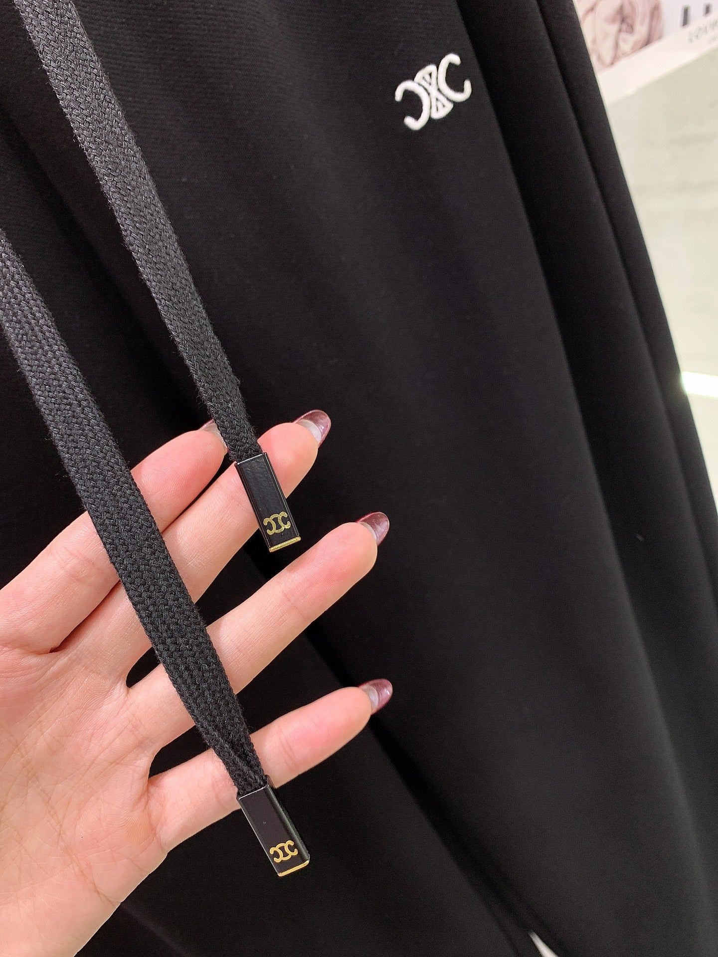 Celine-2403 Новые повседневные брюки с широкими штанинами и вышитой этикеткой, плиссированным дизайном.