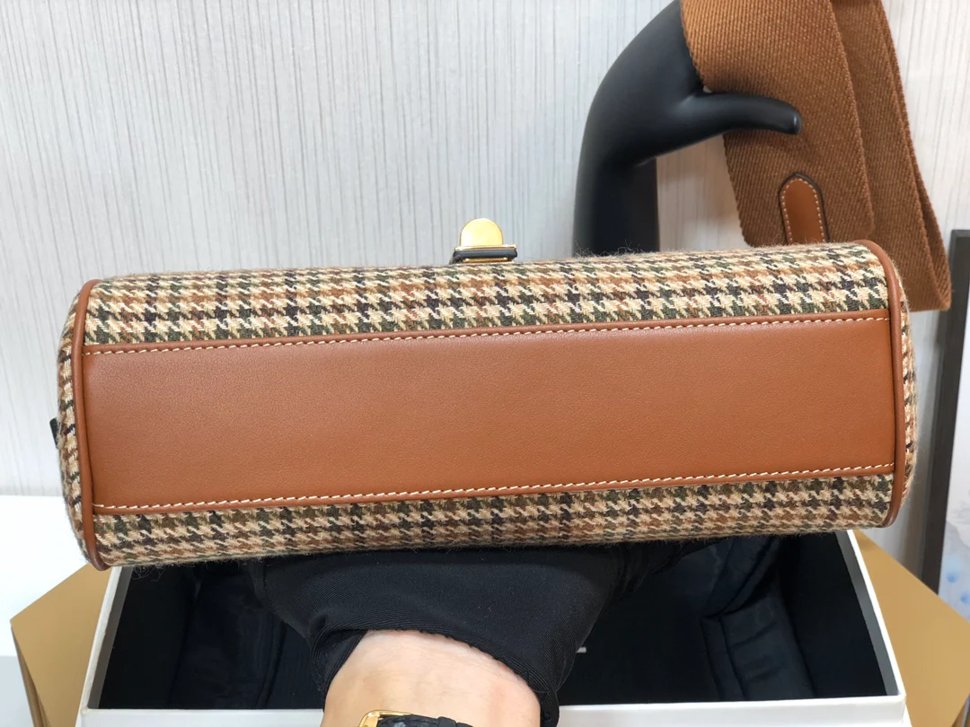 Сумка Celine Teen Soft 16 из мягкой телячьей кожи с узором ?гусиная лапка?.