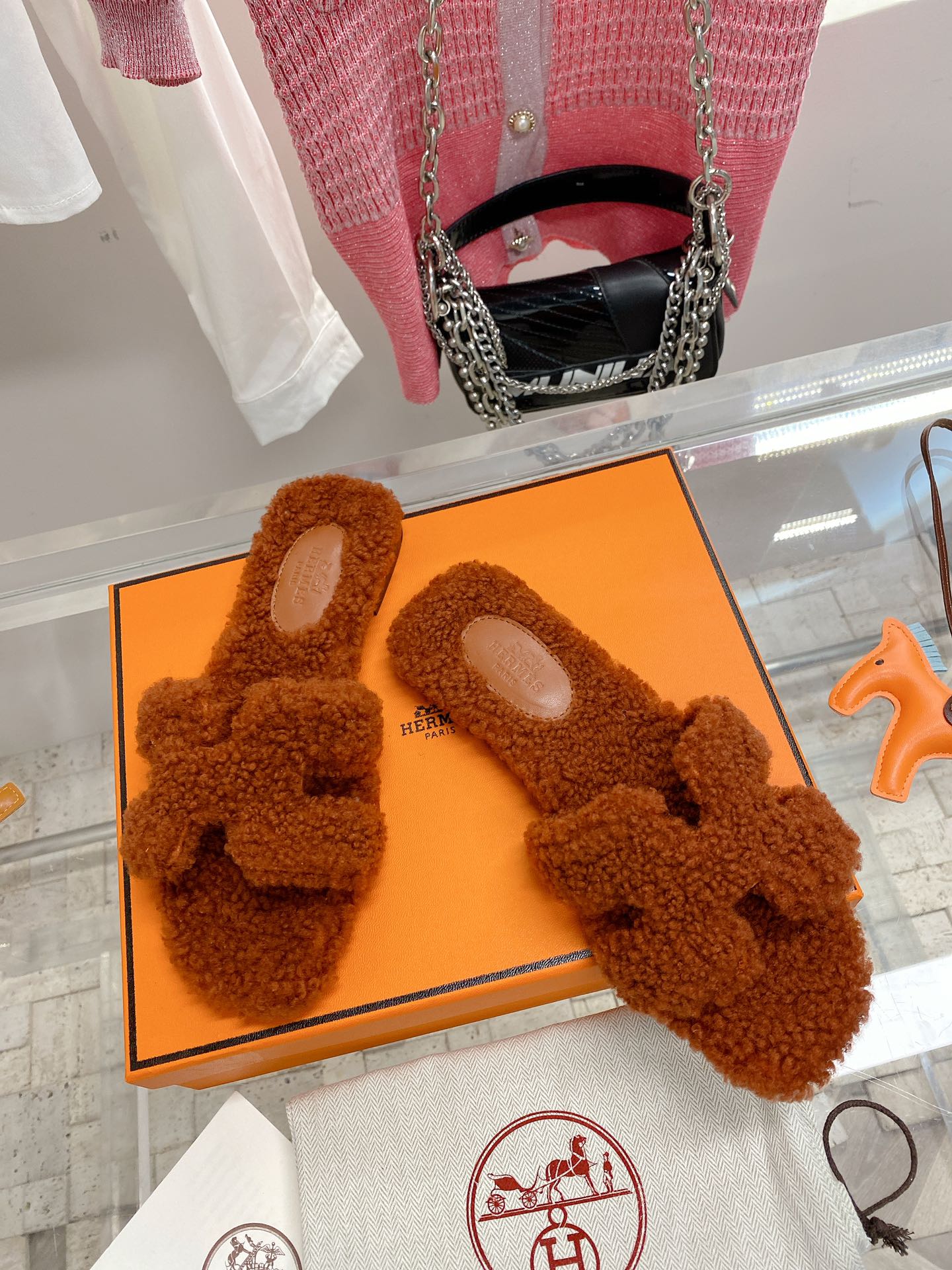 Новинка сезона осень/зима 2022 от Hermes - Тапочки Oran из чистой овечьей шерсти на плоской подошве.