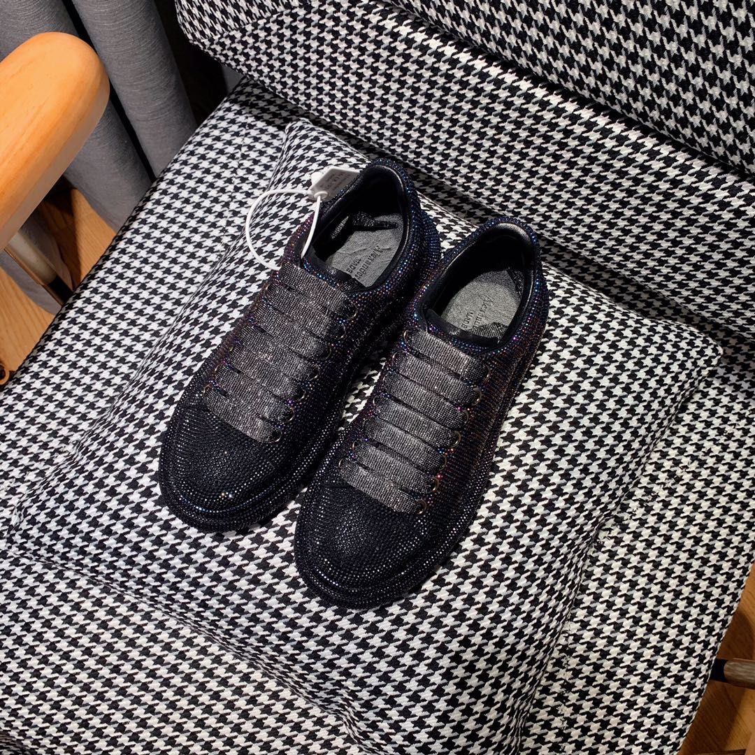 Классические белые кроссовки McQueen - черные с отделкой из страз.