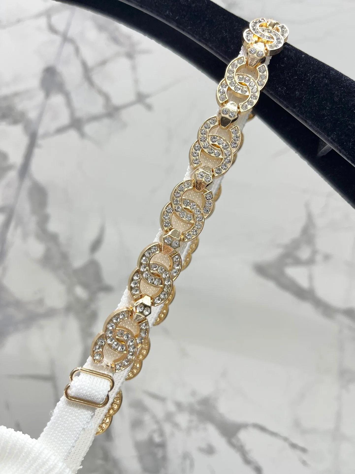 Chanel 2403-24 Летняя новинка: вязаная кофточка ручной работы с цепочкой, стильная и универсальная, белая.