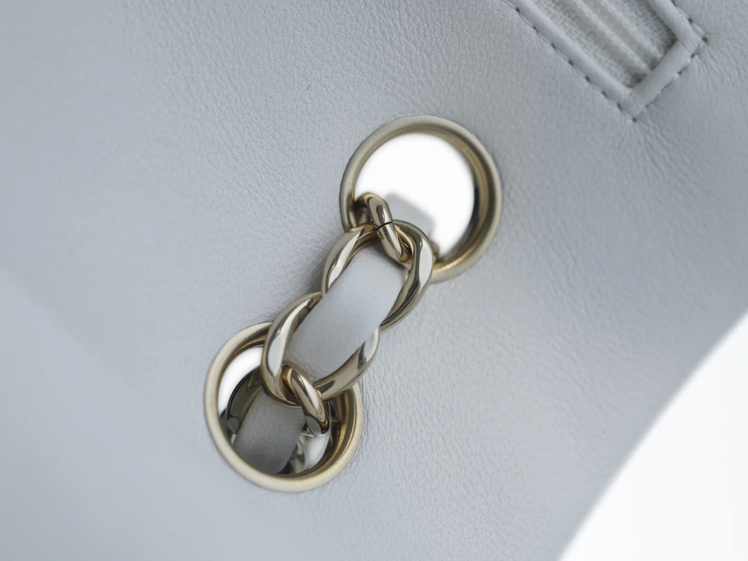 Сумка Chanel CF Medium - 25 см - из белой овечьей кожи с пряжкой из светлого золота - CF25