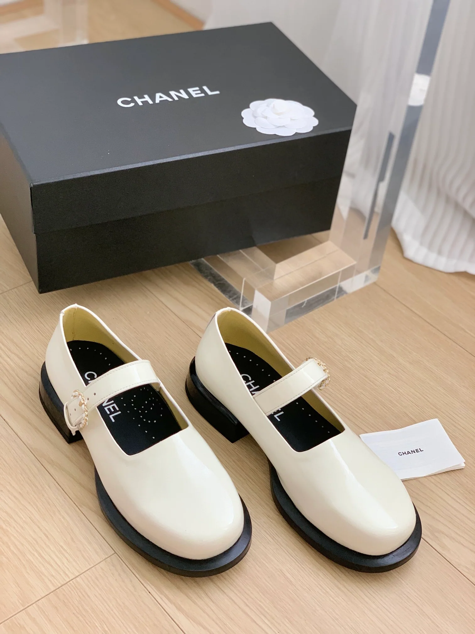 Новинка сезона осень/зима 2023 от Chanel - туфли Мэри Джейн - белые.