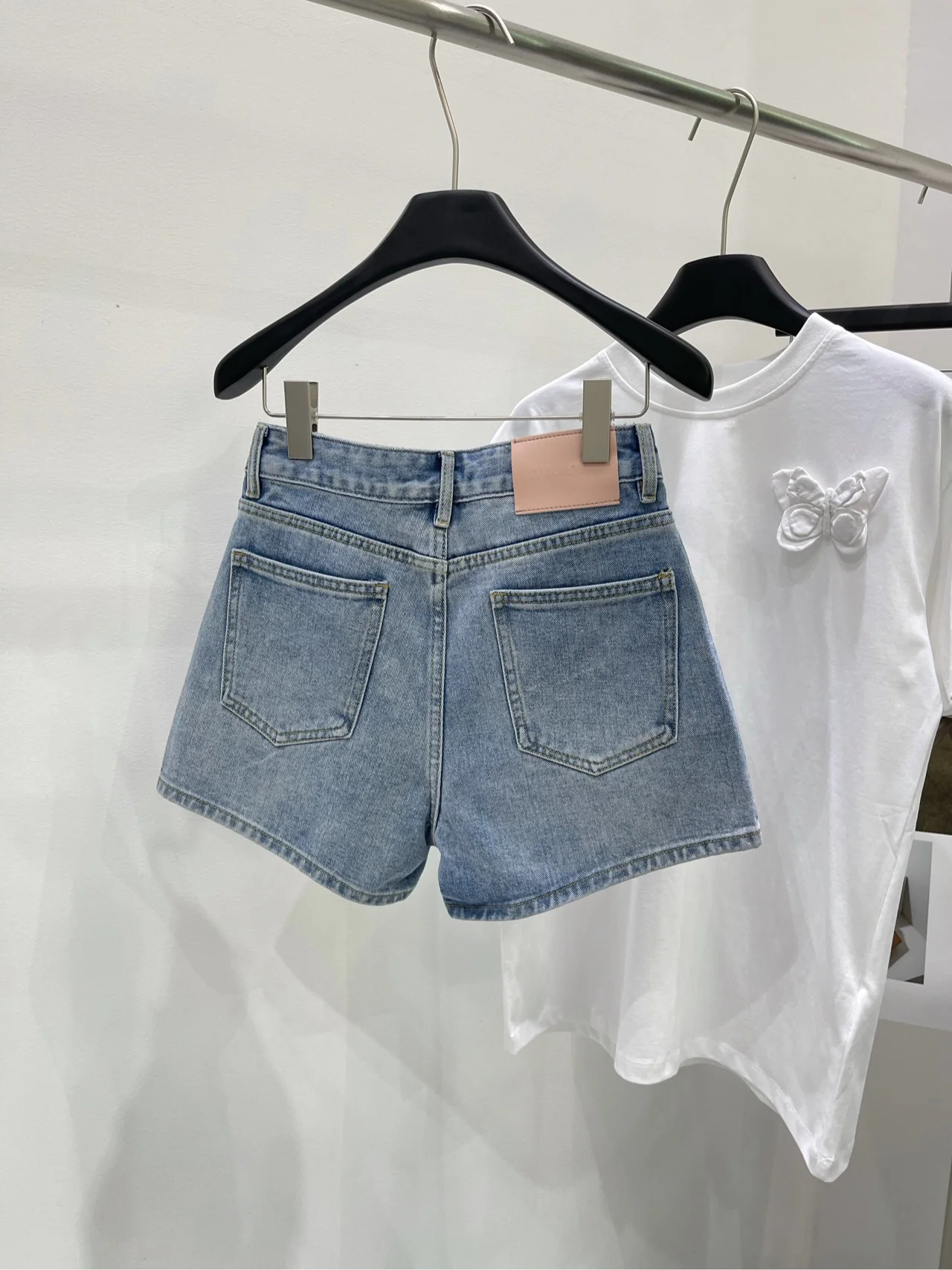 Miu Miu-2404 - Светло-голубые джинсовые шорты с золотой надписью