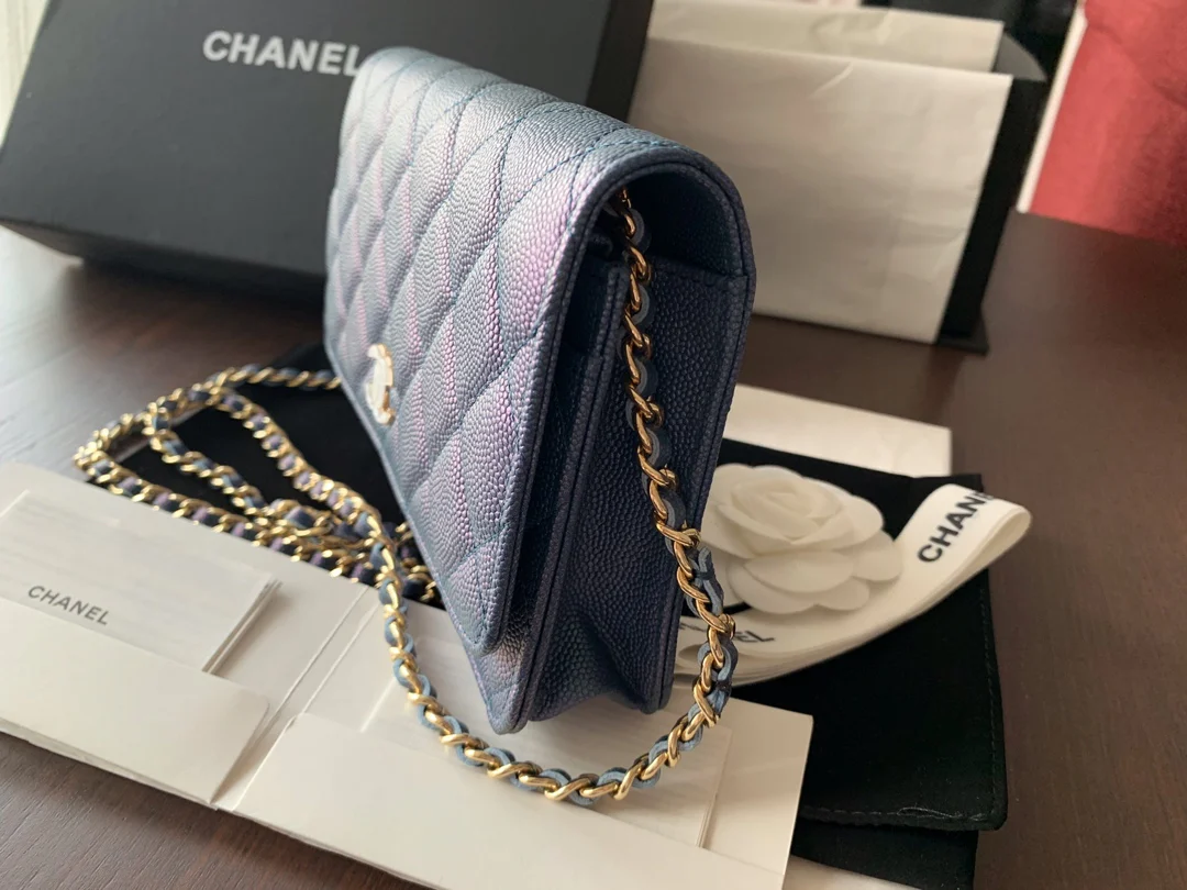 Пряжка Chanel WOC из телячьей кожи с эмалированным узором и жемчужным шариком - 1 шт.