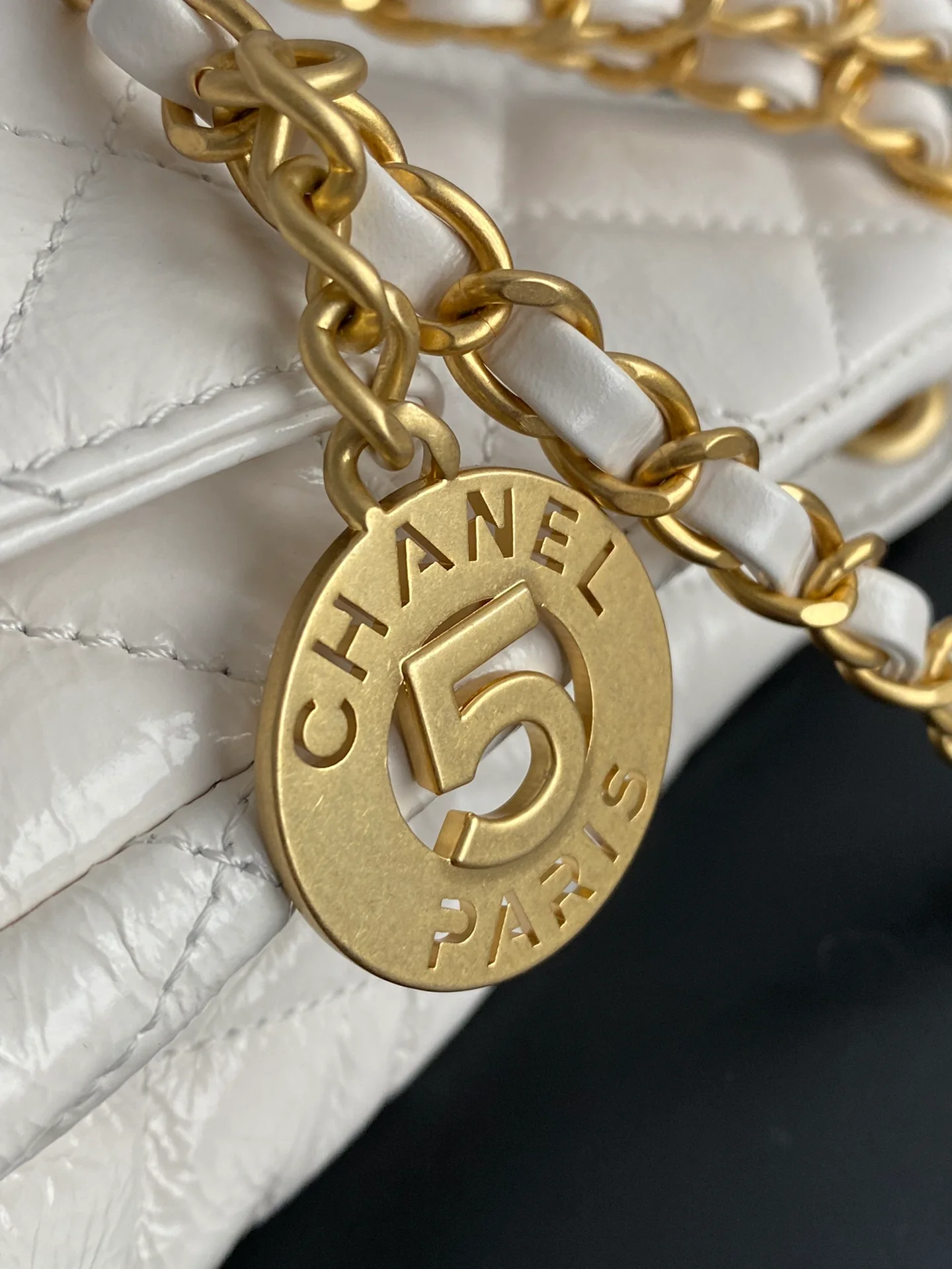 Коллекция Chanel ?Ранняя весна 2023? — сумка-хобо в стиле хиппи — маленькая — белая