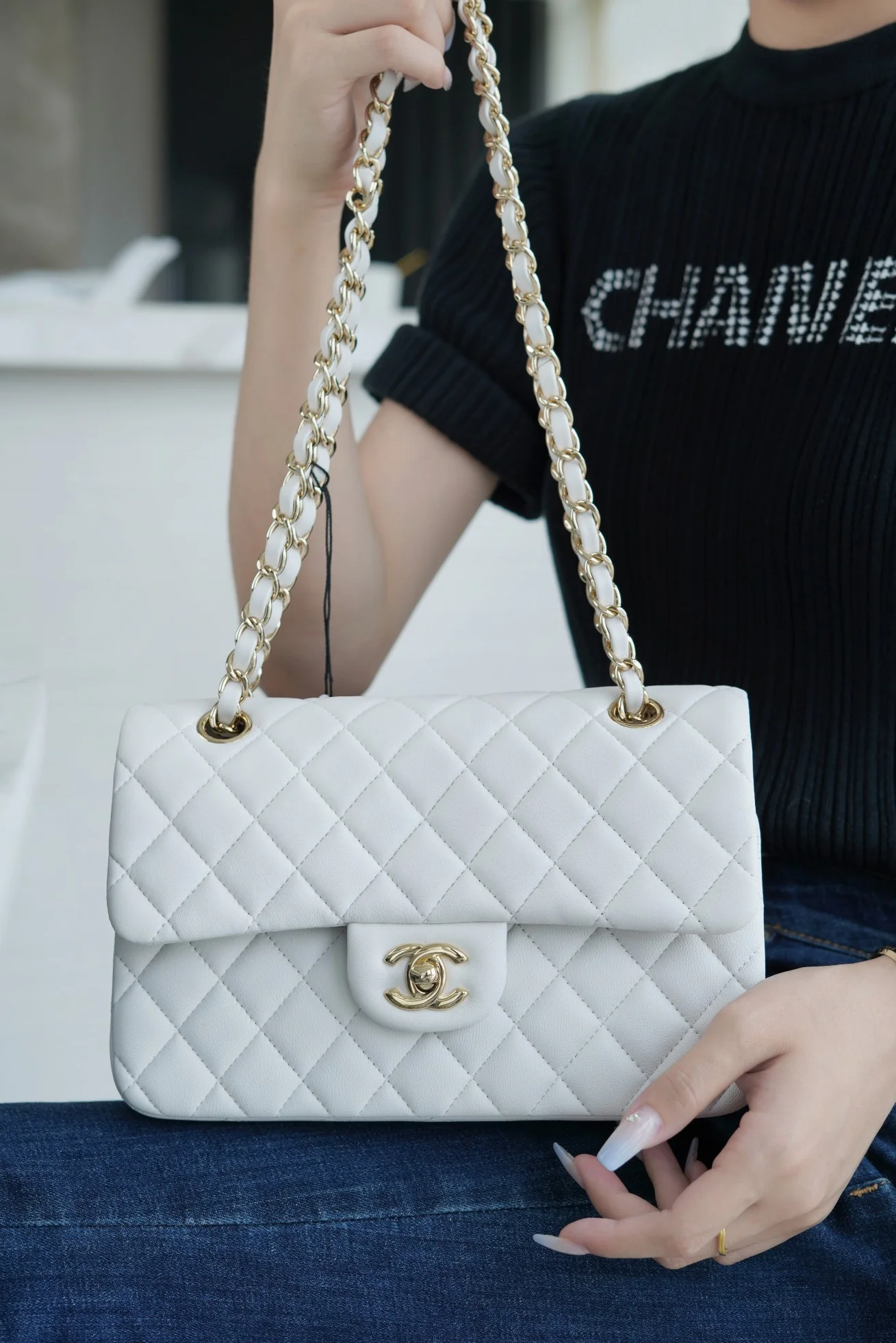 Классическая сумка Chanel с клапаном - белая.