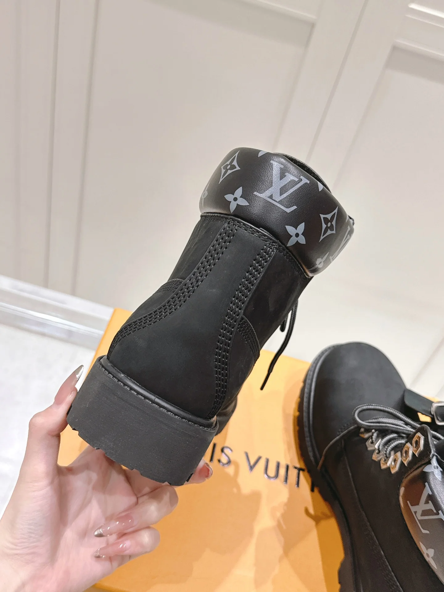 Коллекция LV-2024: Ретро ботинки Dr. Martens - Изображение из коллекции