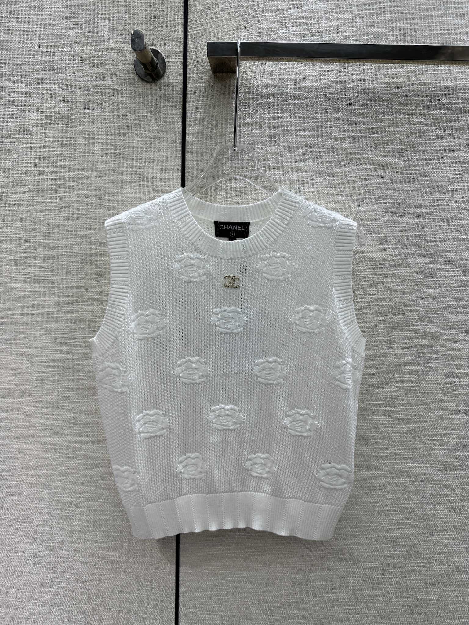 Вязаный жилет Chanel 2403 ?Камелия? с ажурной отделкой — белый.