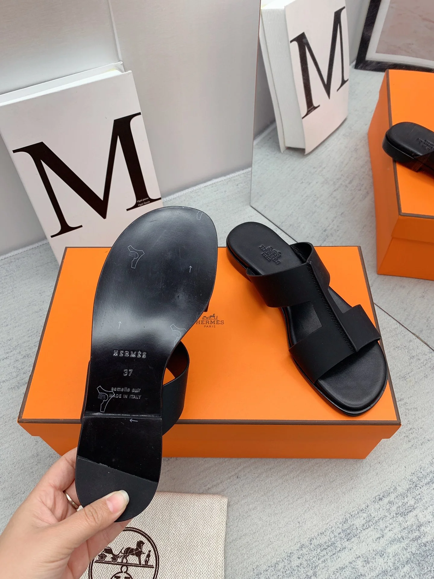 Новинка сезона осень/зима 2022 от Hermes - сандалии на плоской подошве