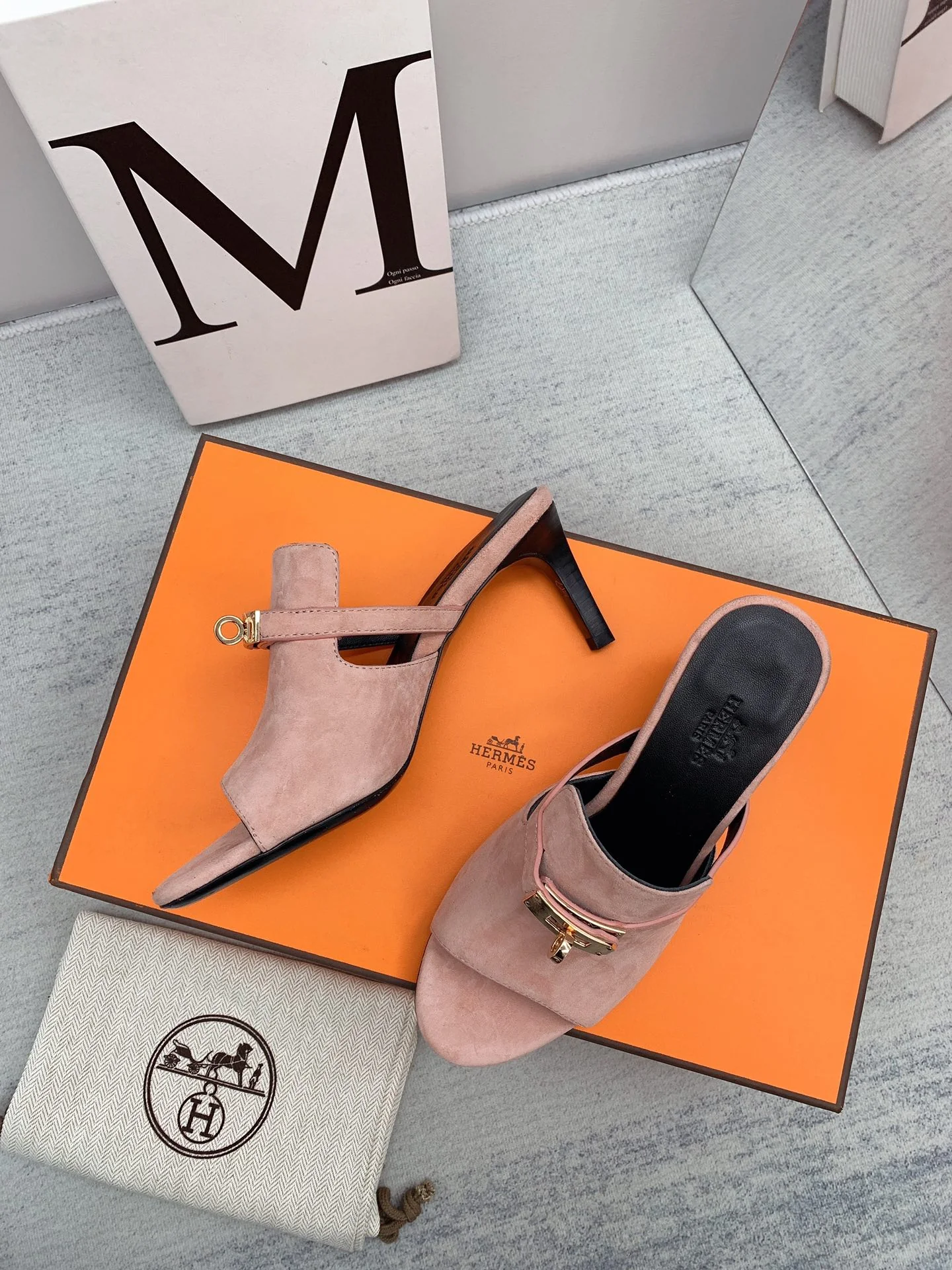 Новинка сезона осень/зима 2022 от Hermes — шлепанцы на высоком каблуке с открытым носком.