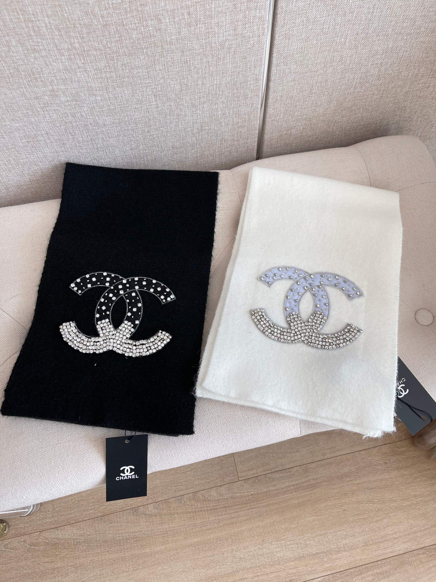 Chanel 22a Hidden Collection - Кашемировый шарф ручной работы, украшенный бриллиантами.