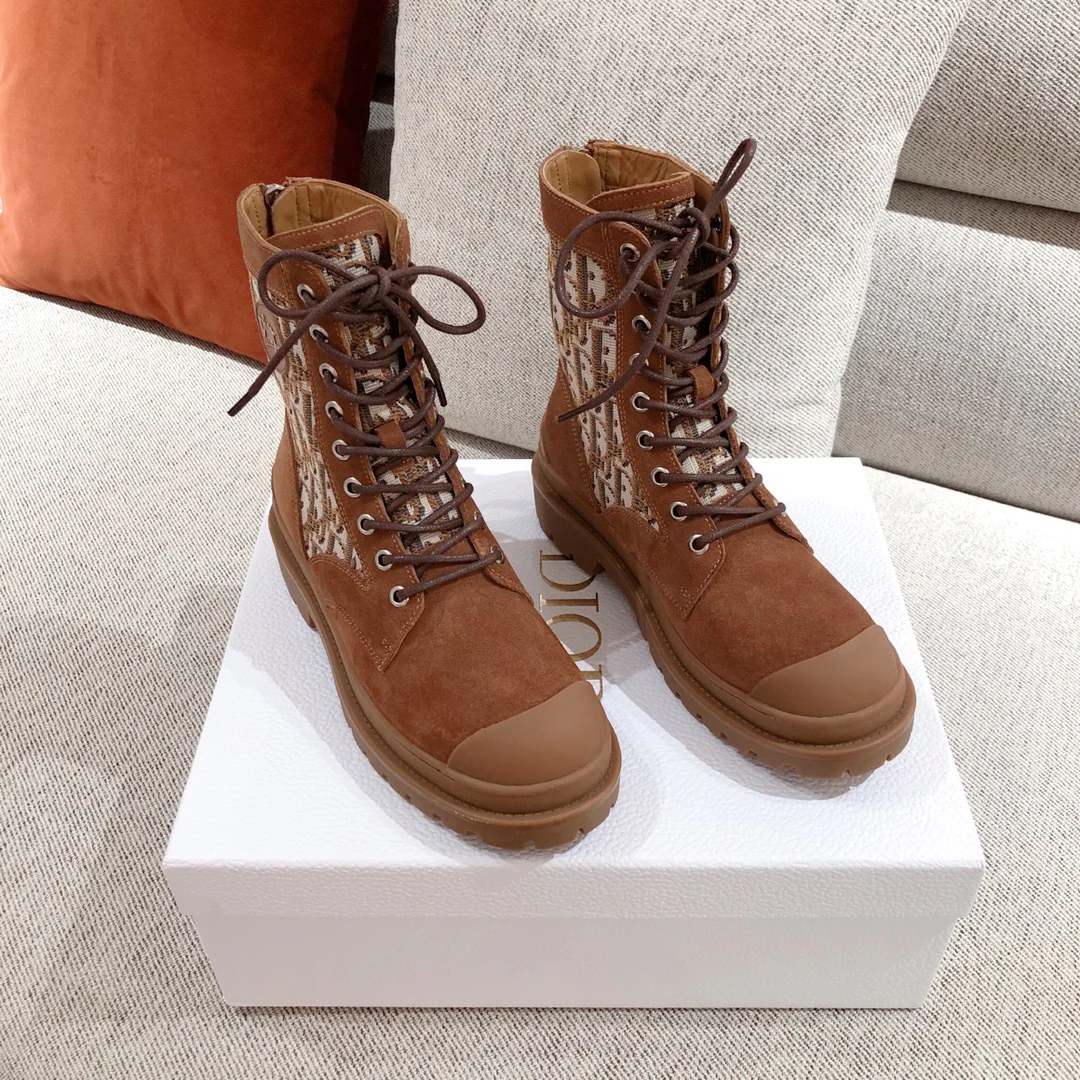 Ботинки Dior средней высоты из ткани с монограммой, коричневого цвета, в стиле пэчворк.