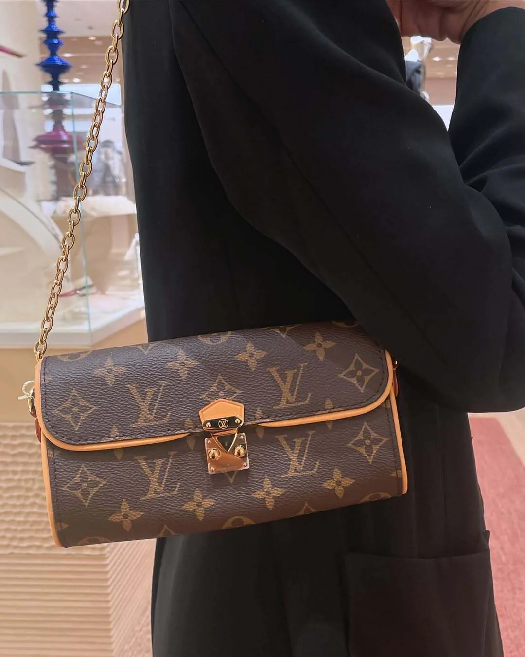 LV-m13566-pochette-camille handbag-classic monogram