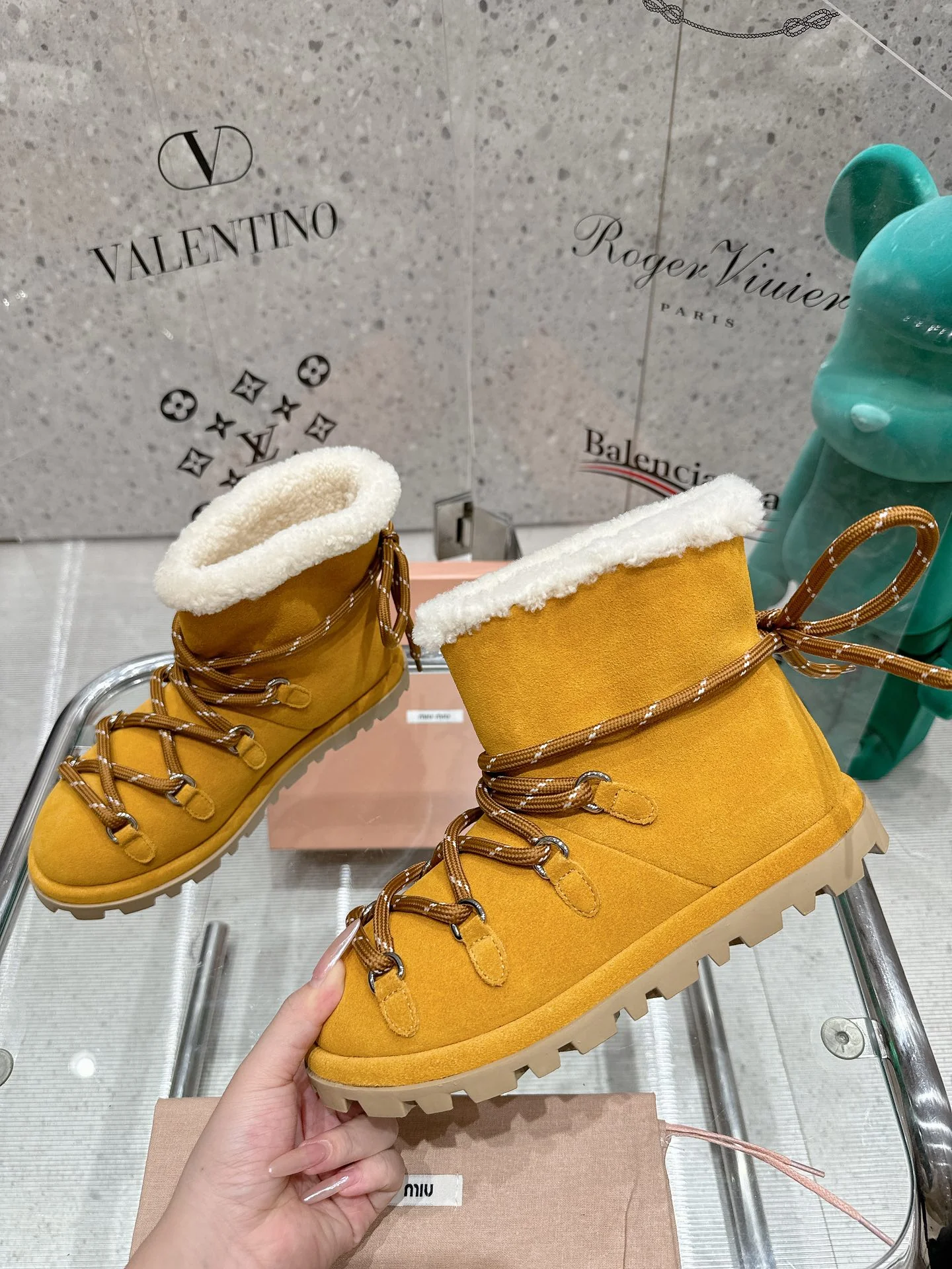 Ботинки Miu Miu 2024 с декоративной шнуровкой - желтые