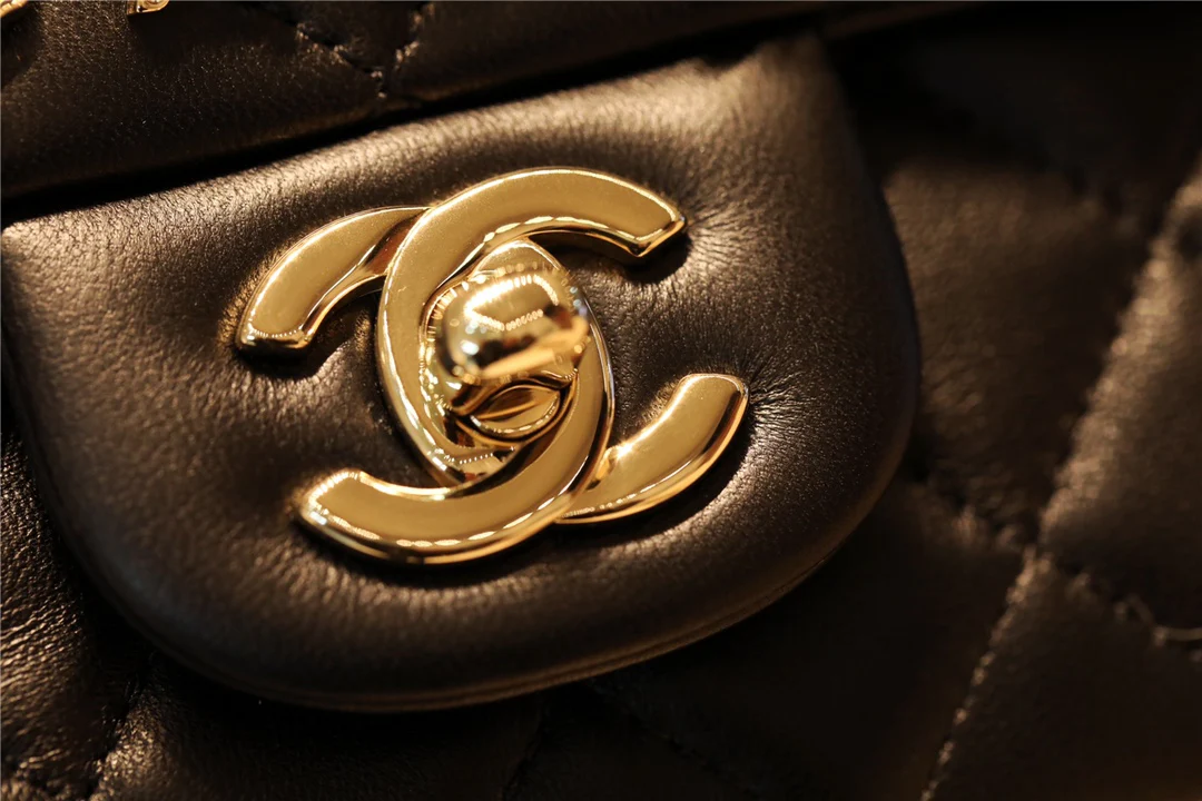 Миниатюрный кулон-значок Chanel CF