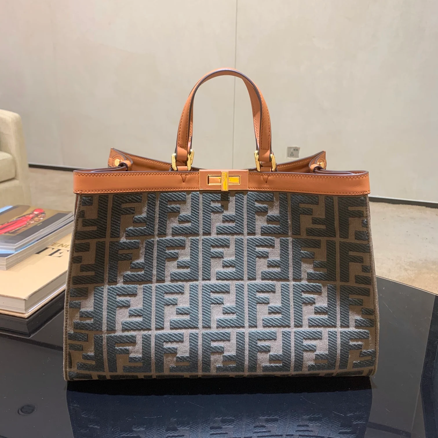 Сумка-тоут Fendi Peekaboo из зеленого холста.