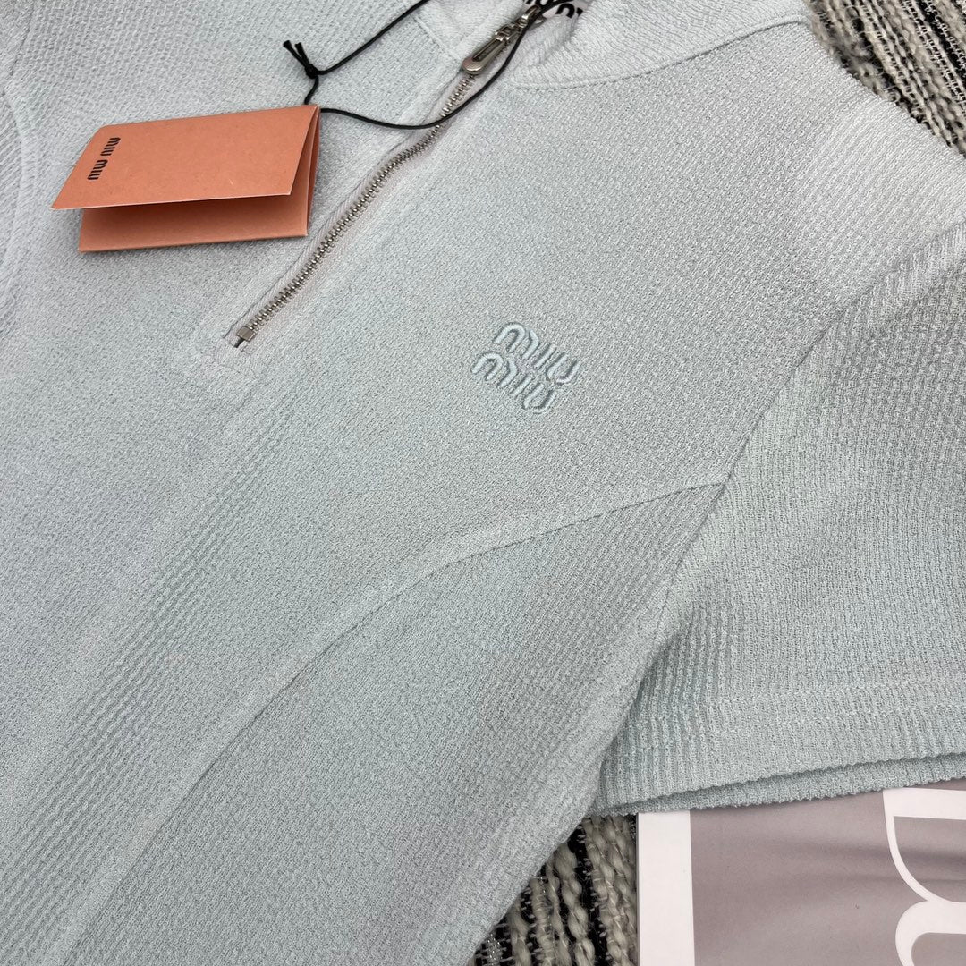 Miu Miu - 2404 - Коллекция весна/лето 2024 - Новый костюм Miu с воротником-стойкой, подплечниками и приталенным силуэтом - Серый