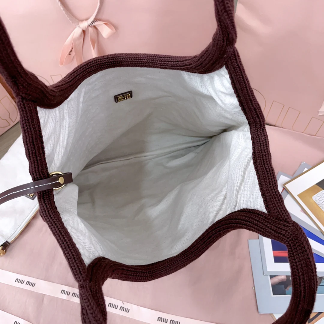 Вязаная хлопковая сумка-тоут Miu Miu 5bg231, темно-коричневая.