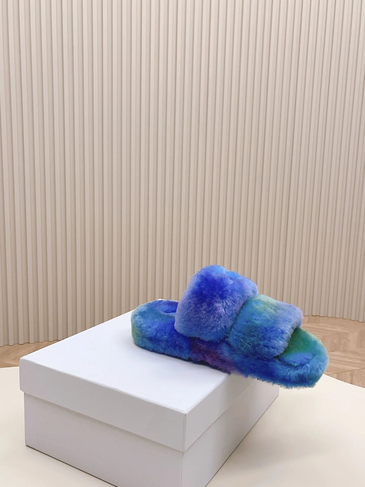 Новинка сезона осень/зима 2023 от Celine - Меховые тапочки - Синие