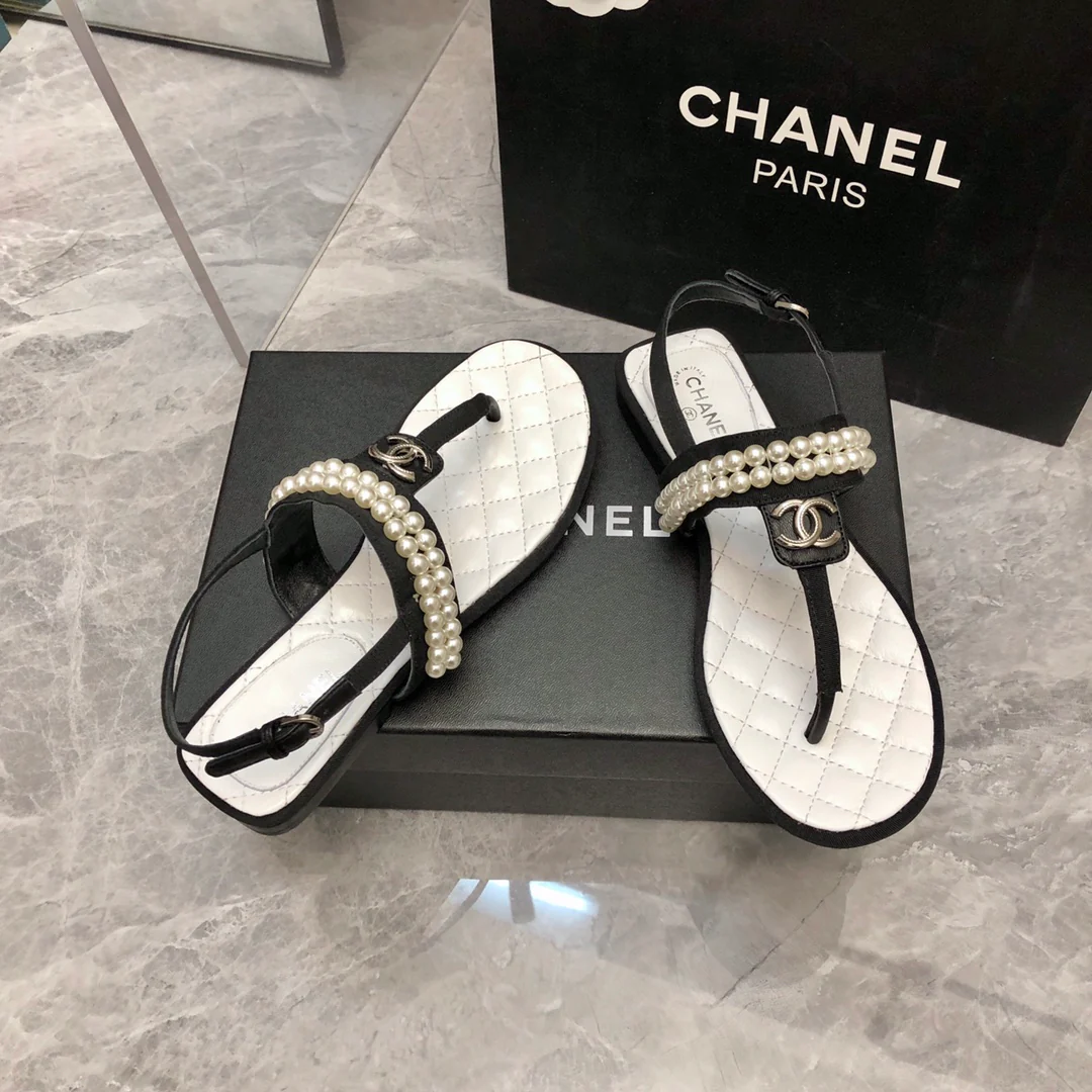 Новинка сезона весна/лето 2023 от Chanel - Классическая серия, сандалии с Т-образным ремешком и жемчугом - Черные