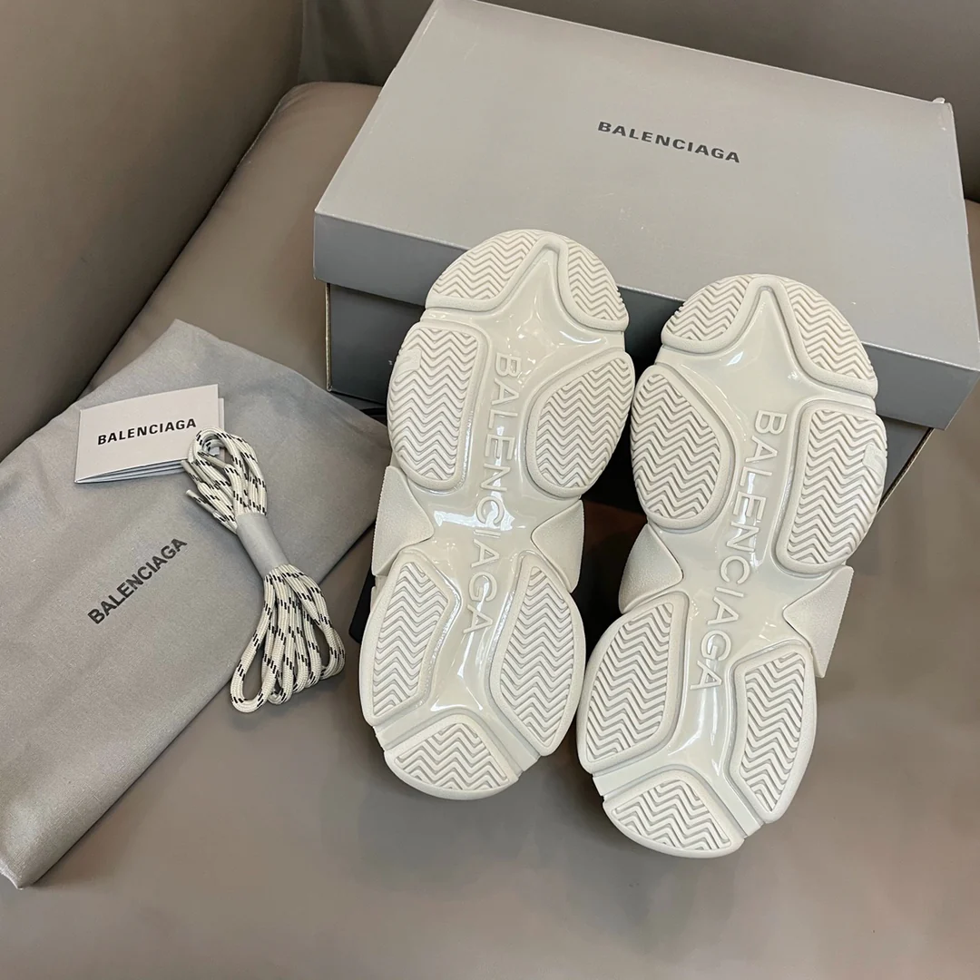 Кроссовки Balenciaga Triples на платформе, спортивные, массивные, белые.