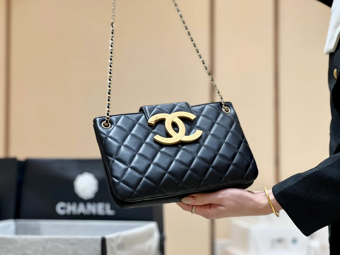 Новая коллекция Chanel ?Ранняя весна? — 24c — Большая ретро-сумка-шоппер с двойной буквой C — Черная