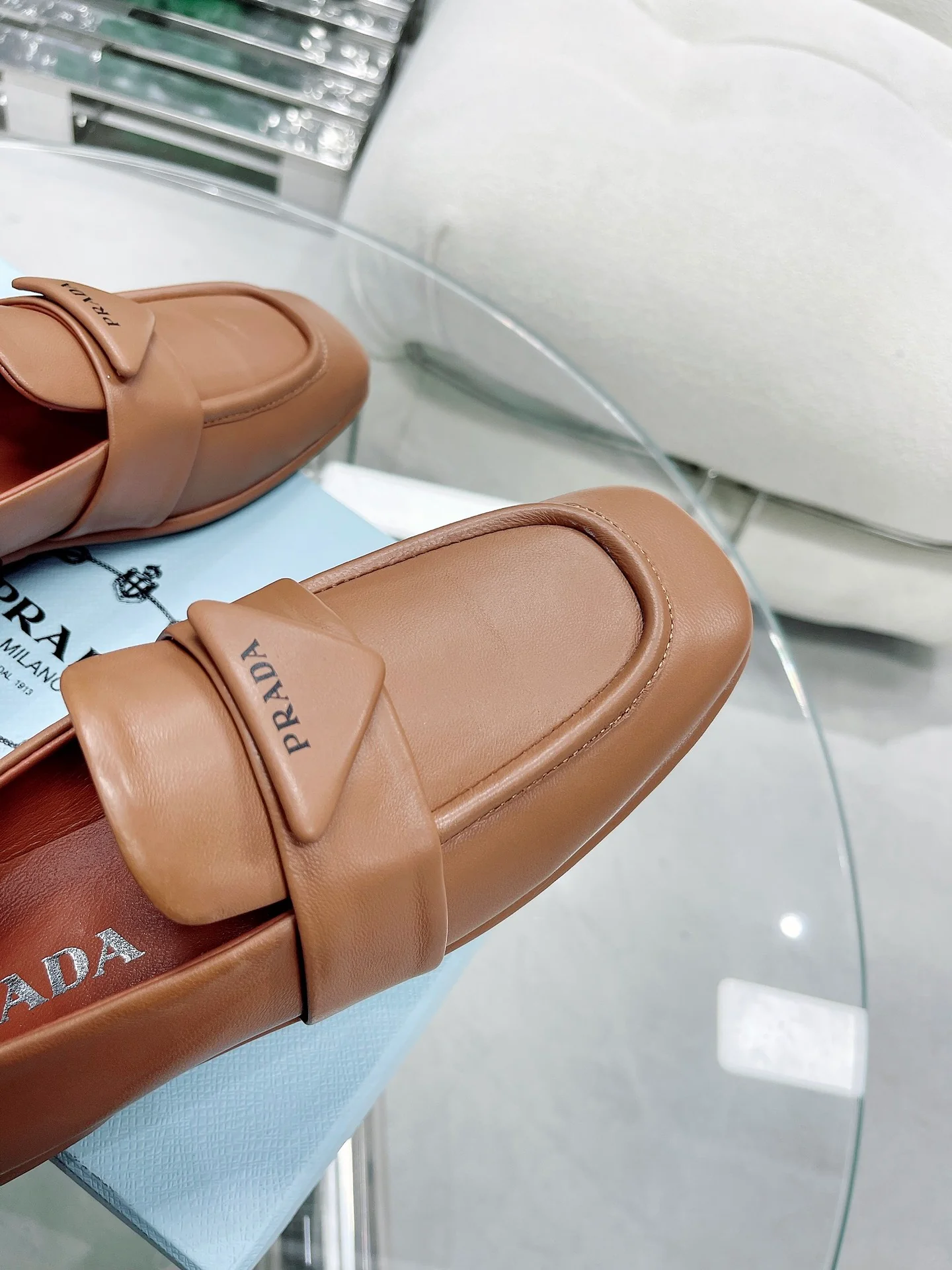 Коллекция Prada 2022 года с подиума - балетки с закрытым носком.