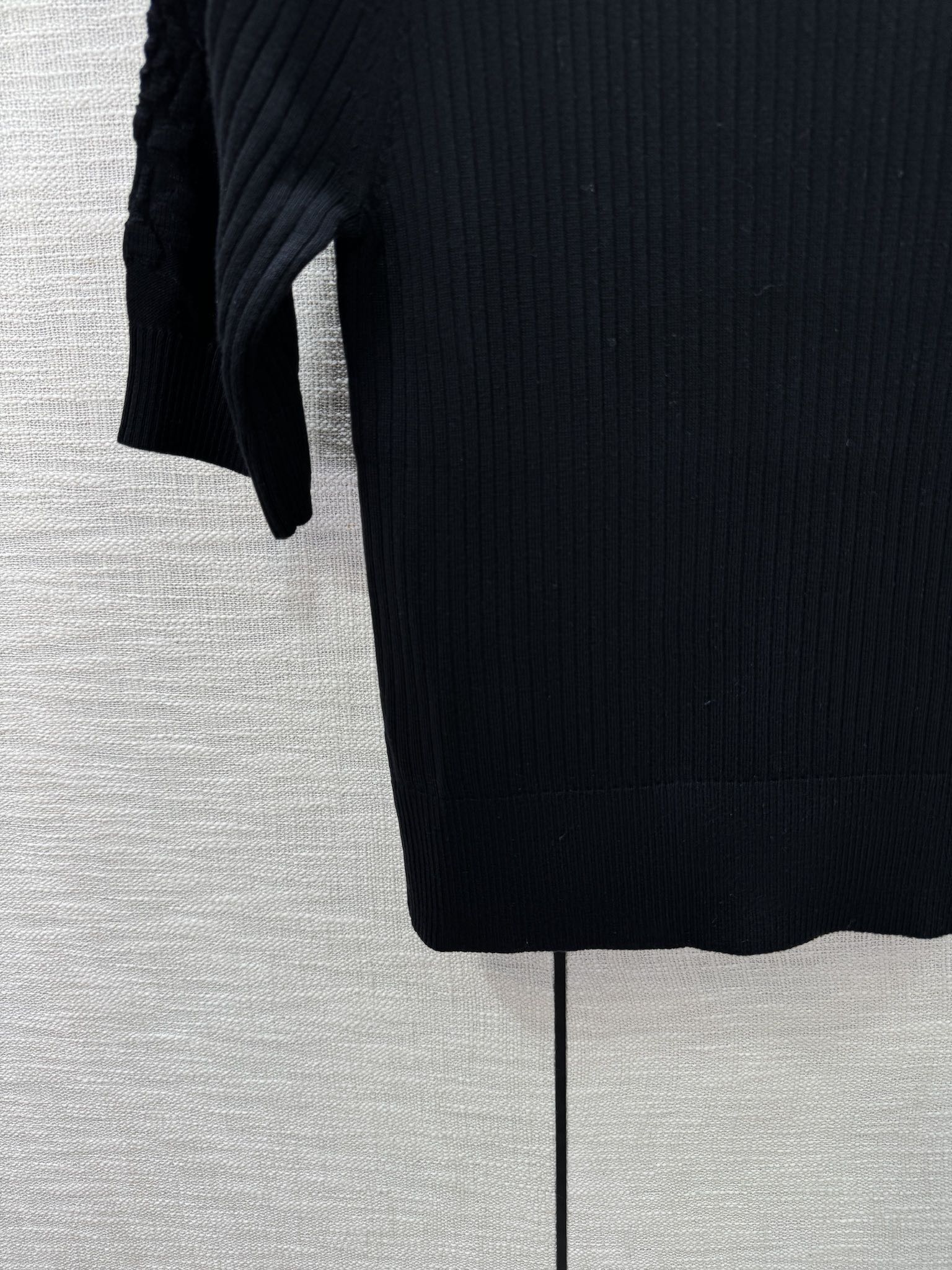 Chanel 2404 Четырехлистный клевер с камелией, вязаный, с коротким рукавом - черный