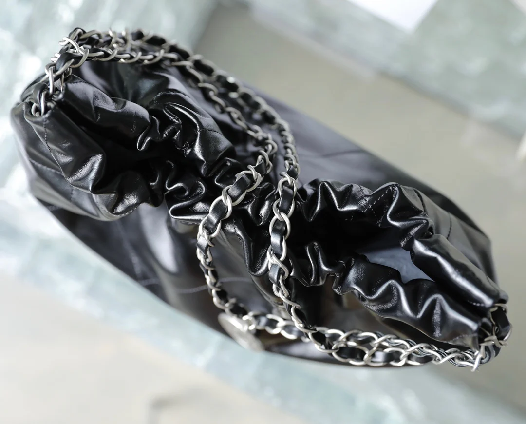 Сумка-шоппер Chanel - Маленькая - Черная с золотой фурнитурой - 1 шт.