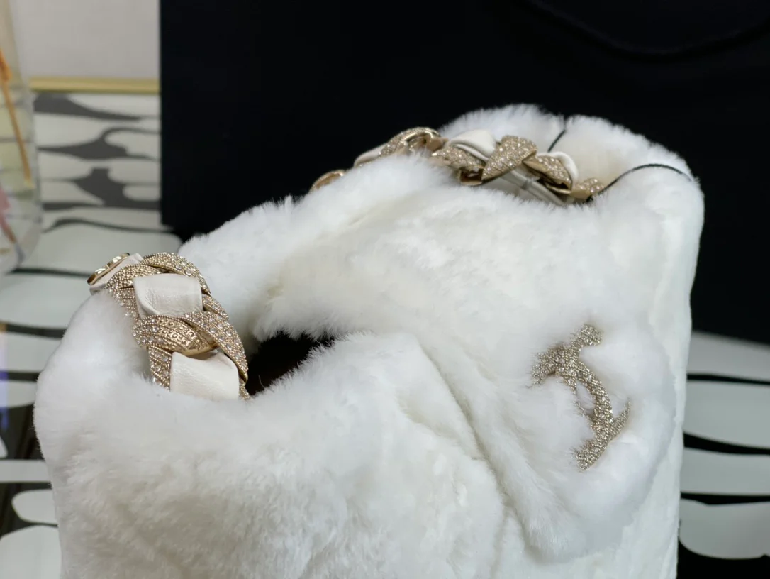 Сумка Chanel из овчины с бриллиантовой цепочкой - 2 шт.