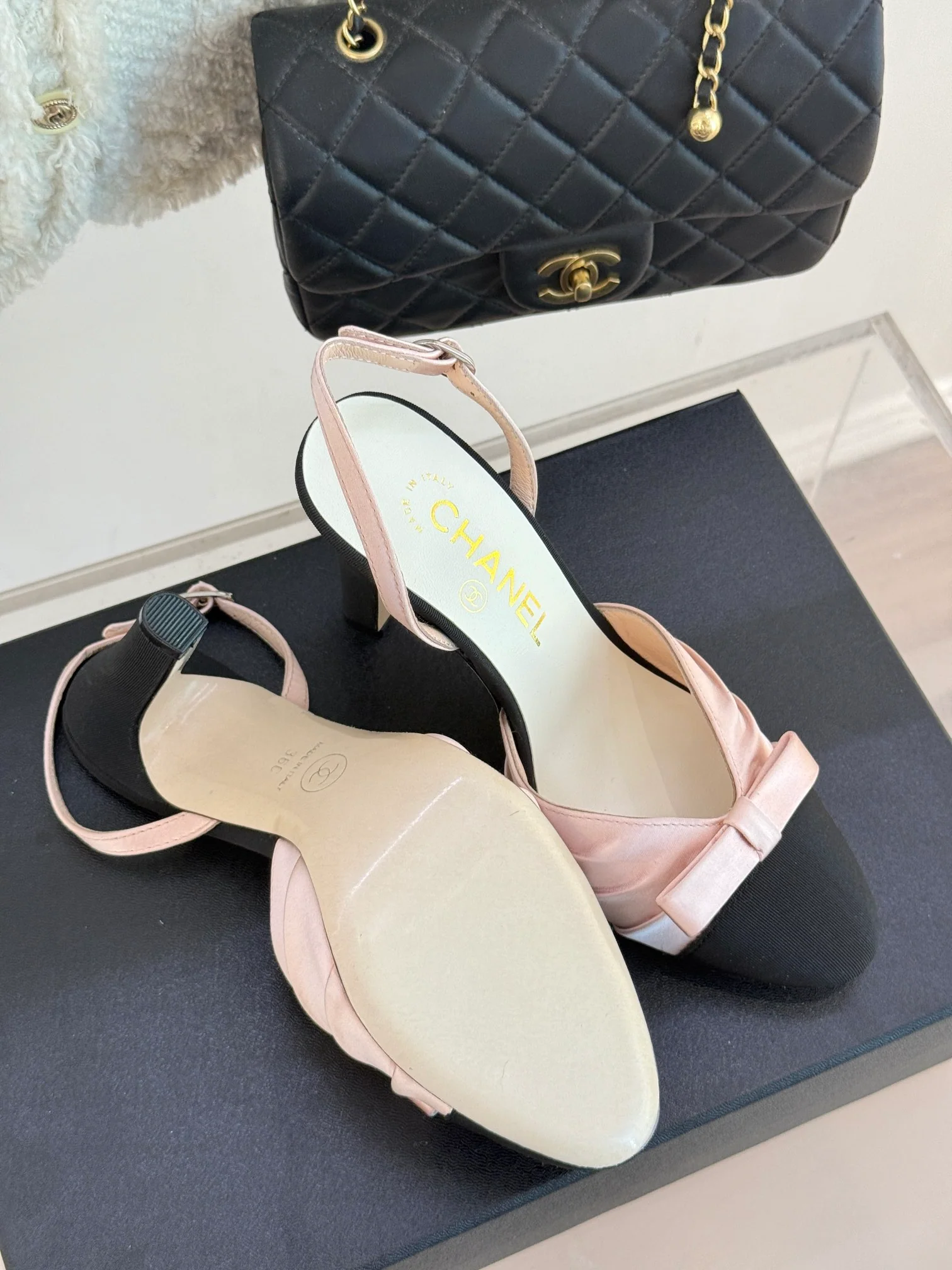 Босоножки на высоком каблуке Chanel 2024 с атласным бантом - розовые